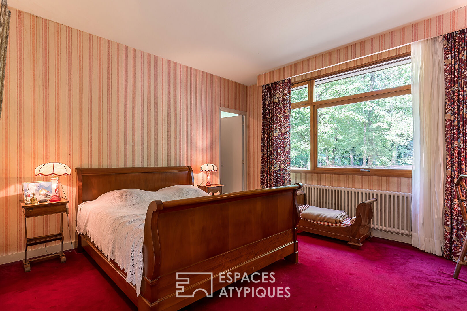 Modernist villa and swimming pool in a wooded setting – Montélier countryside