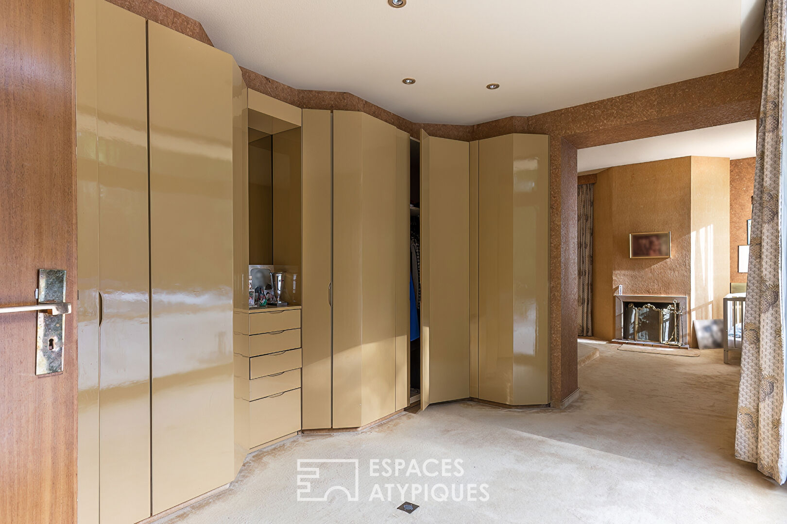 Modernist villa and swimming pool in a wooded setting – Montélier countryside
