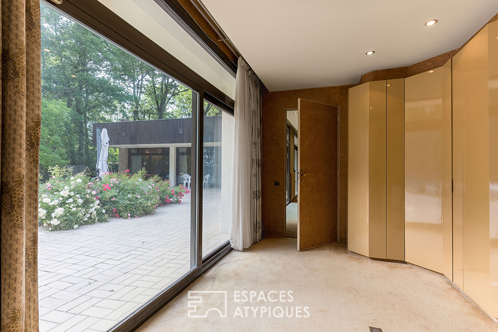 Modernist villa and swimming pool in a wooded setting – Montélier countryside