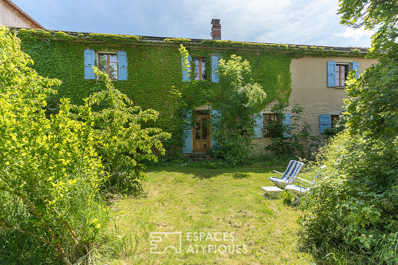 Maison de charme  en pierre avec jardin et belle vue dégagée