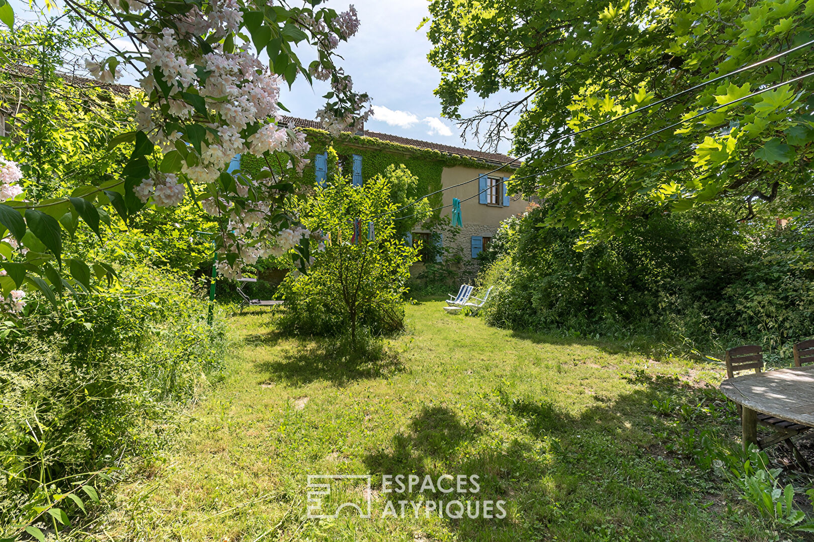 Maison de charme  en pierre avec jardin et belle vue dégagée