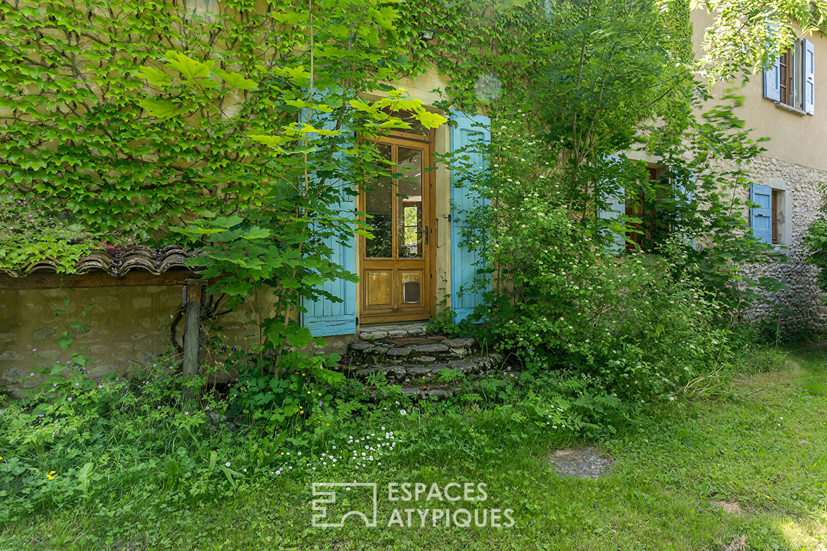 Maison de charme  en pierre avec jardin et belle vue dégagée