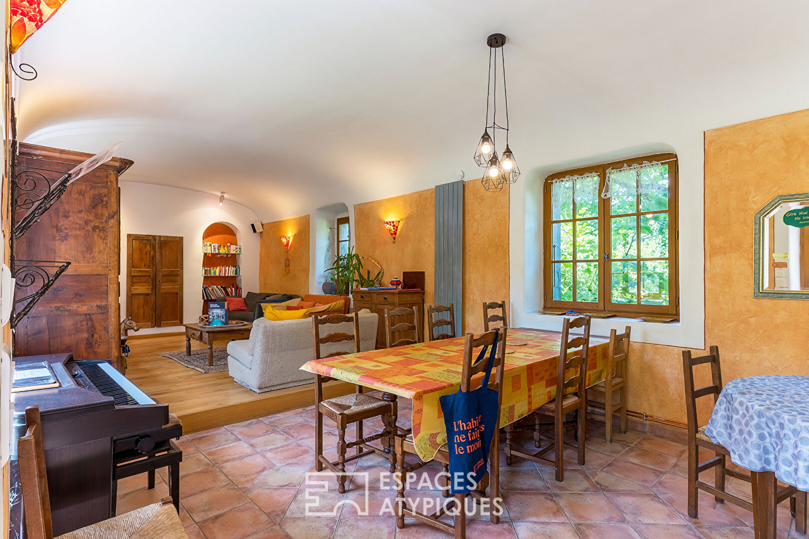 Maison de charme  en pierre avec jardin et belle vue dégagée