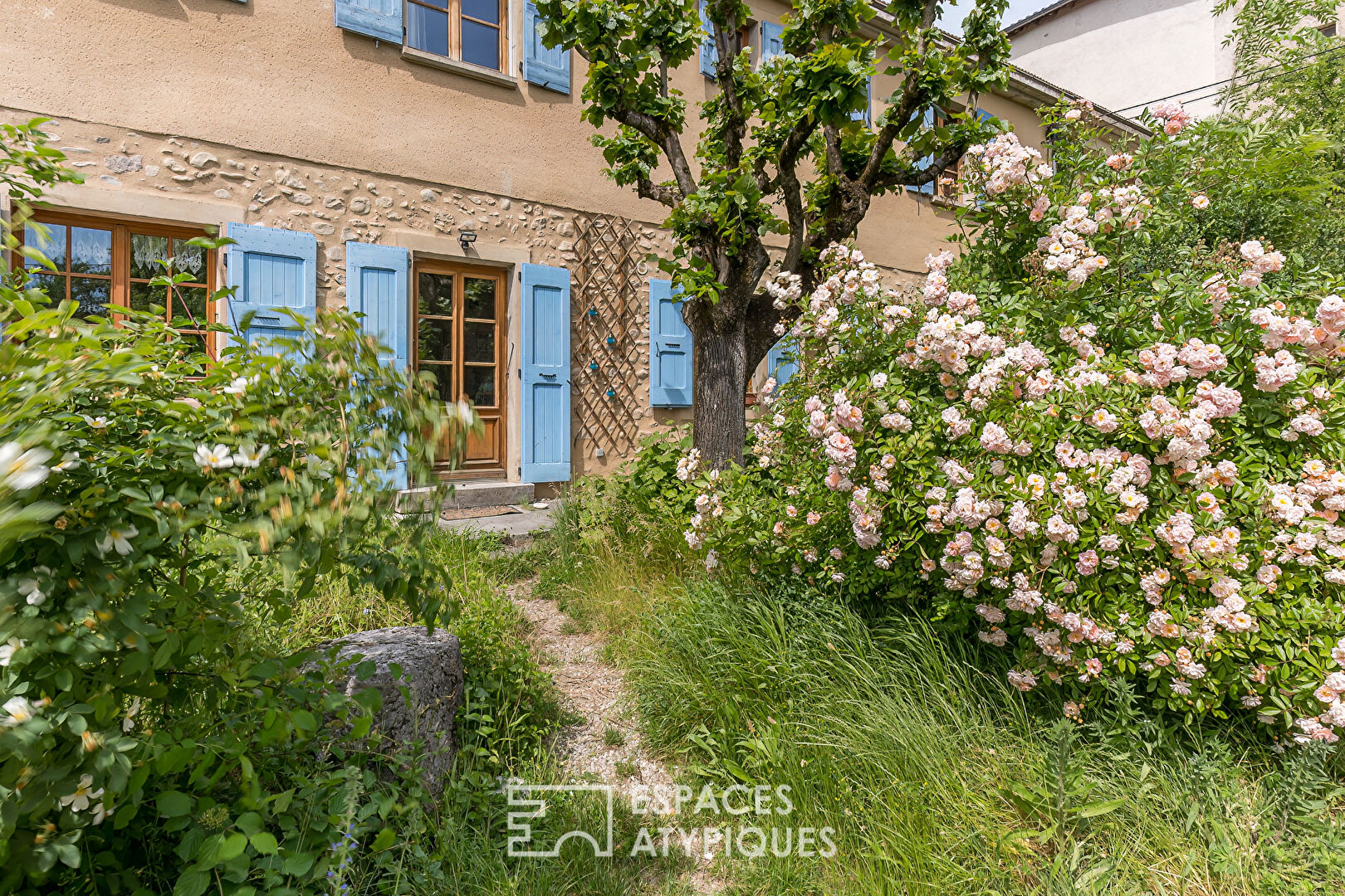 Maison de charme  en pierre avec jardin et belle vue dégagée