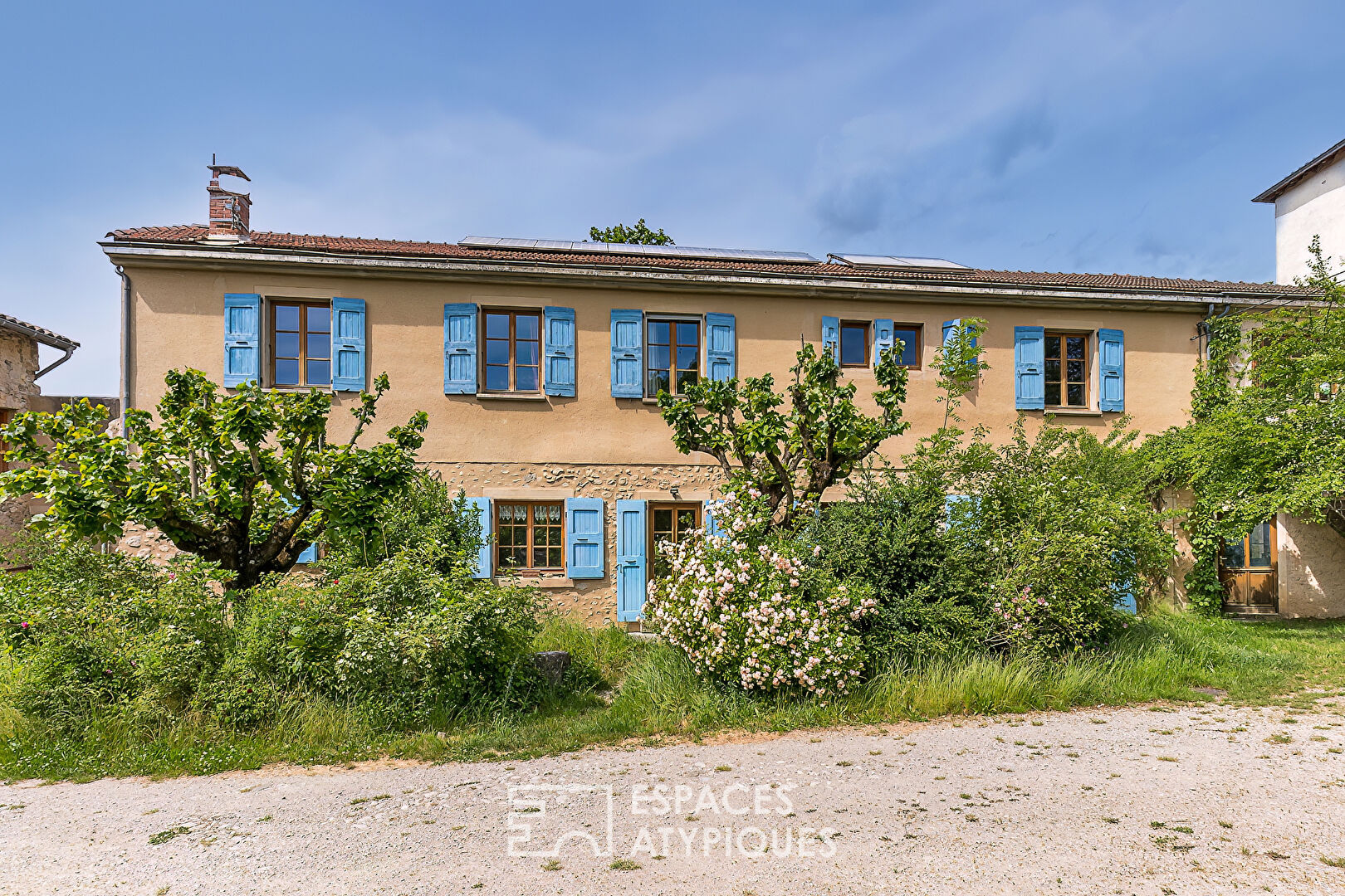 Maison de charme  en pierre avec jardin et belle vue dégagée