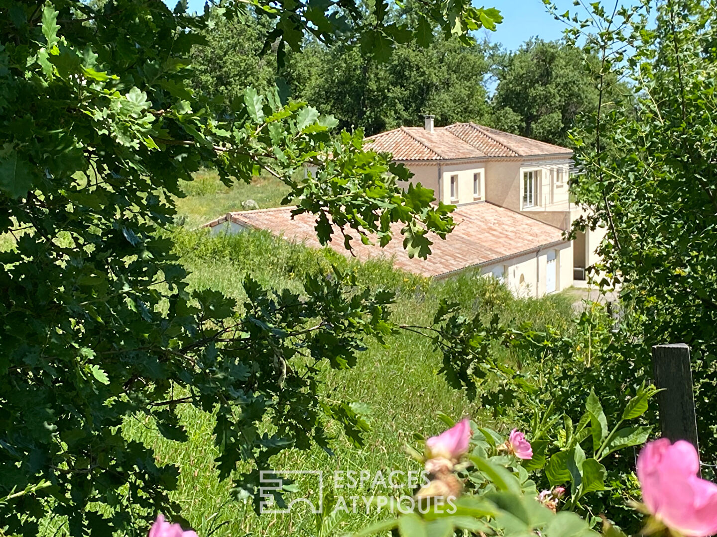 En Ardèche, une maison contemporaine réunit en campagne, activité professionnelle vie de famille.