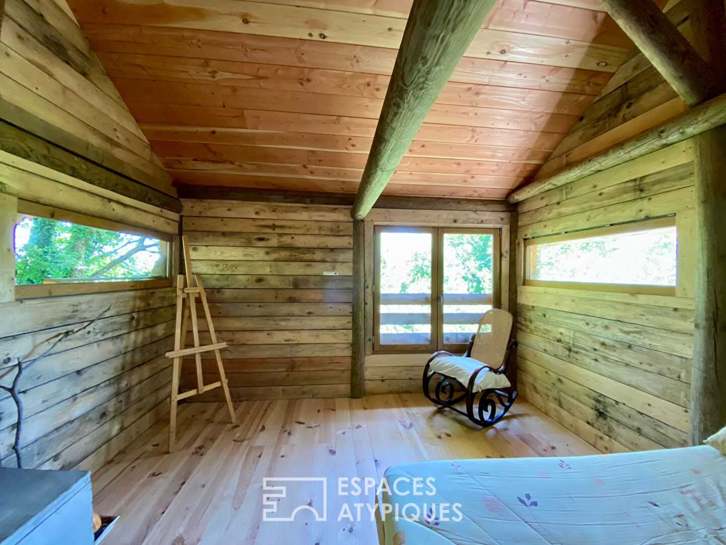 En Ardèche, une maison contemporaine réunit en campagne, activité professionnelle vie de famille.