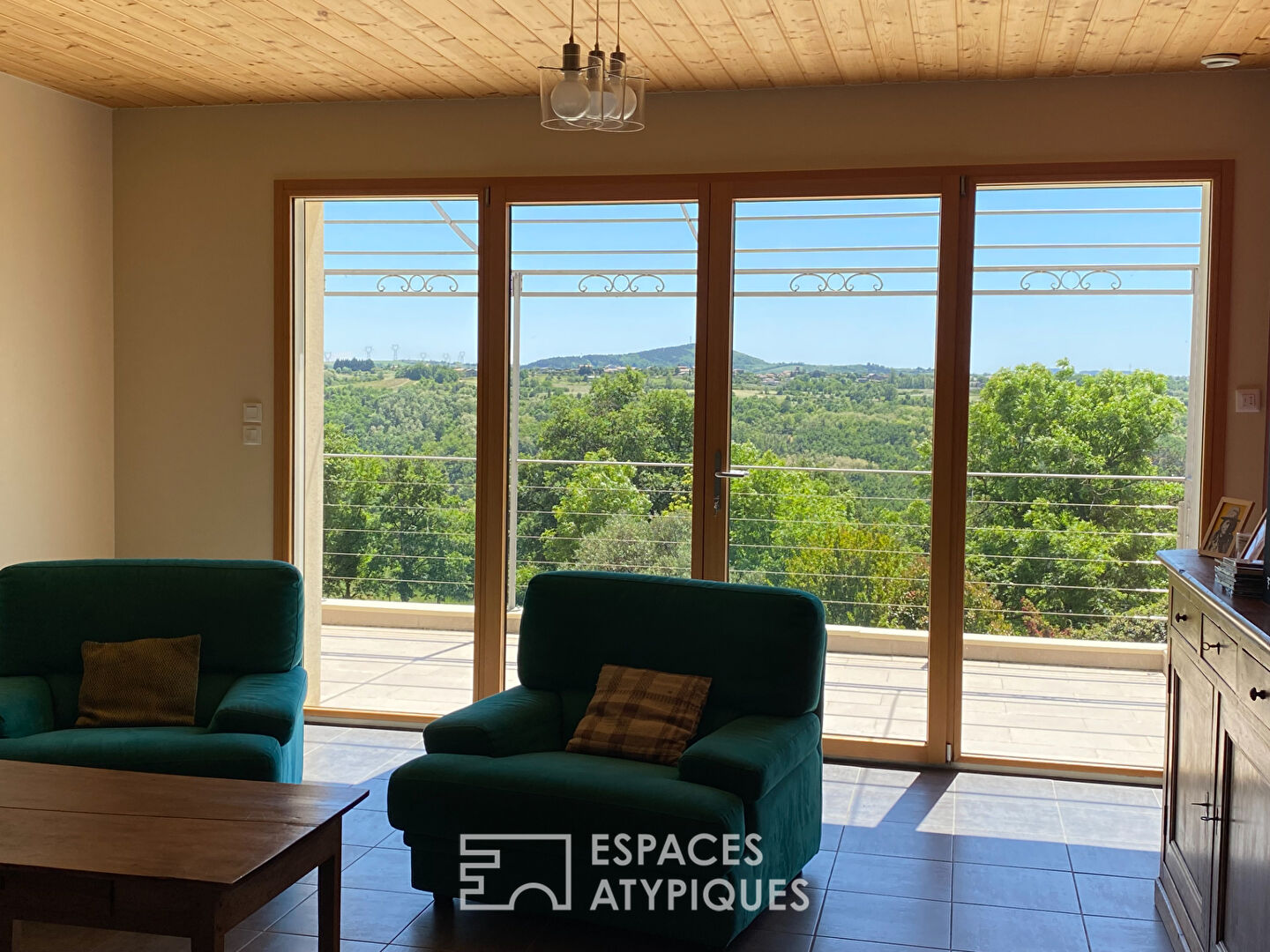 En Ardèche, une maison contemporaine réunit en campagne, activité professionnelle vie de famille.