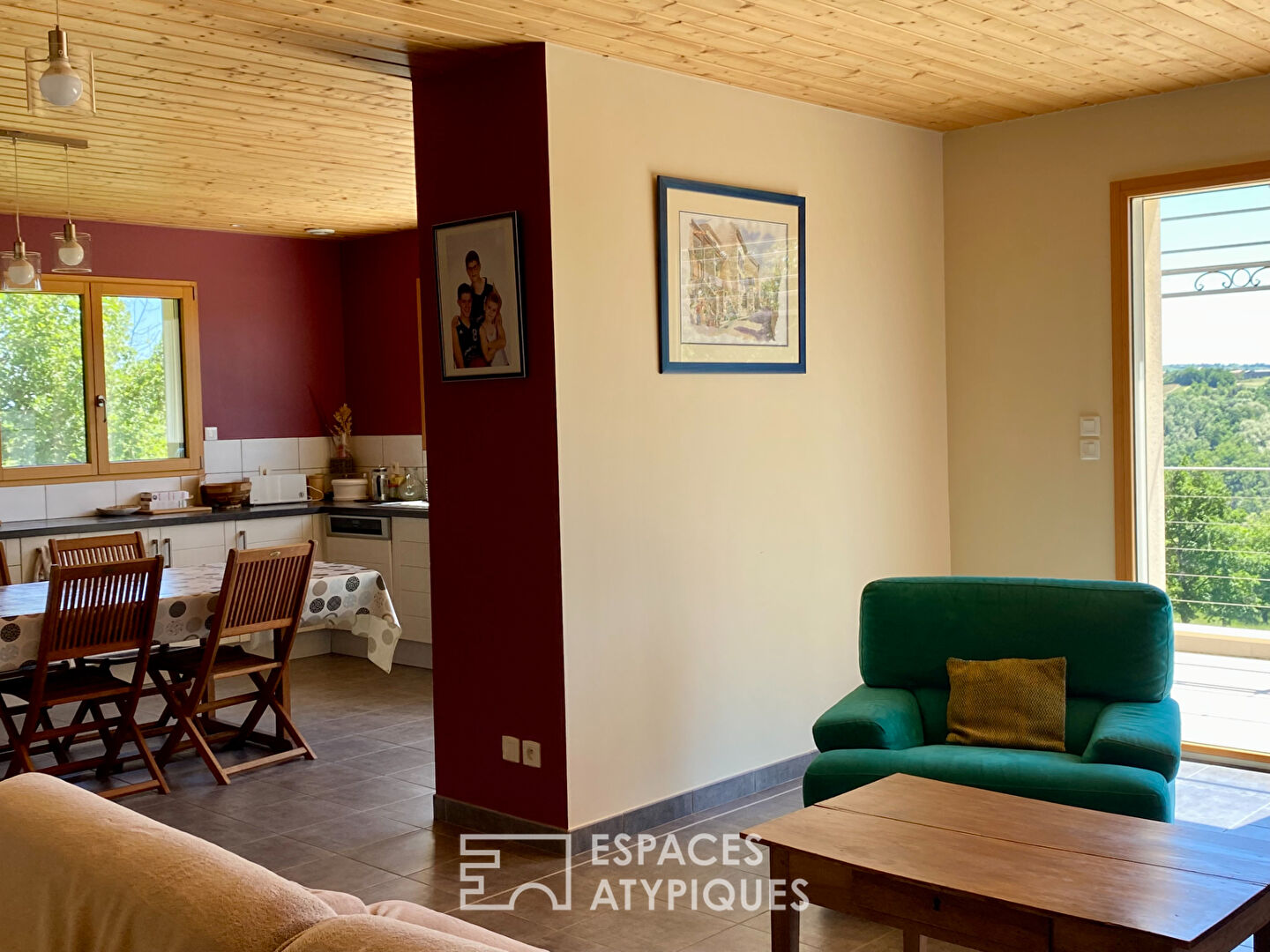 En Ardèche, une maison contemporaine réunit en campagne, activité professionnelle vie de famille.