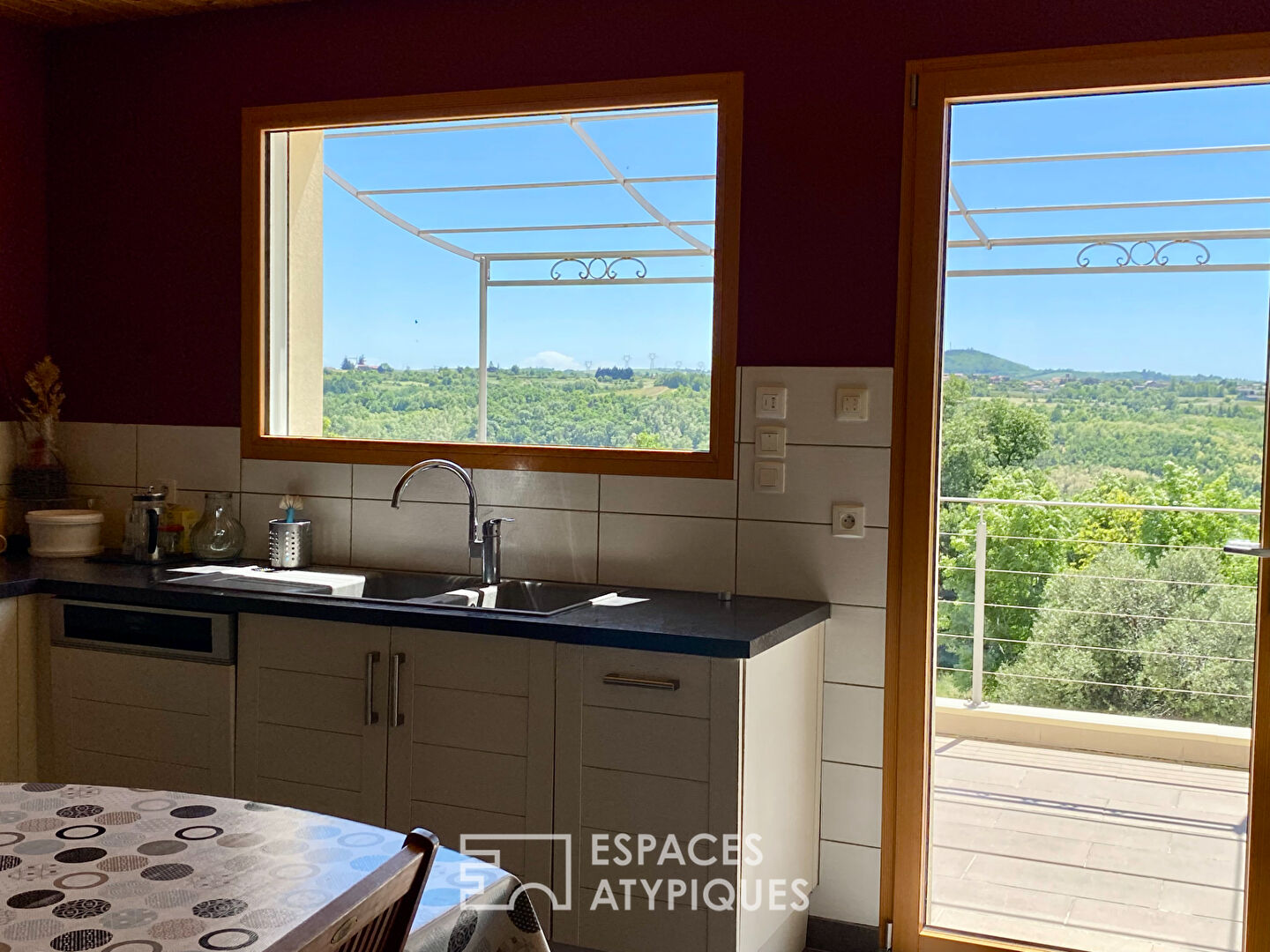En Ardèche, une maison contemporaine réunit en campagne, activité professionnelle vie de famille.