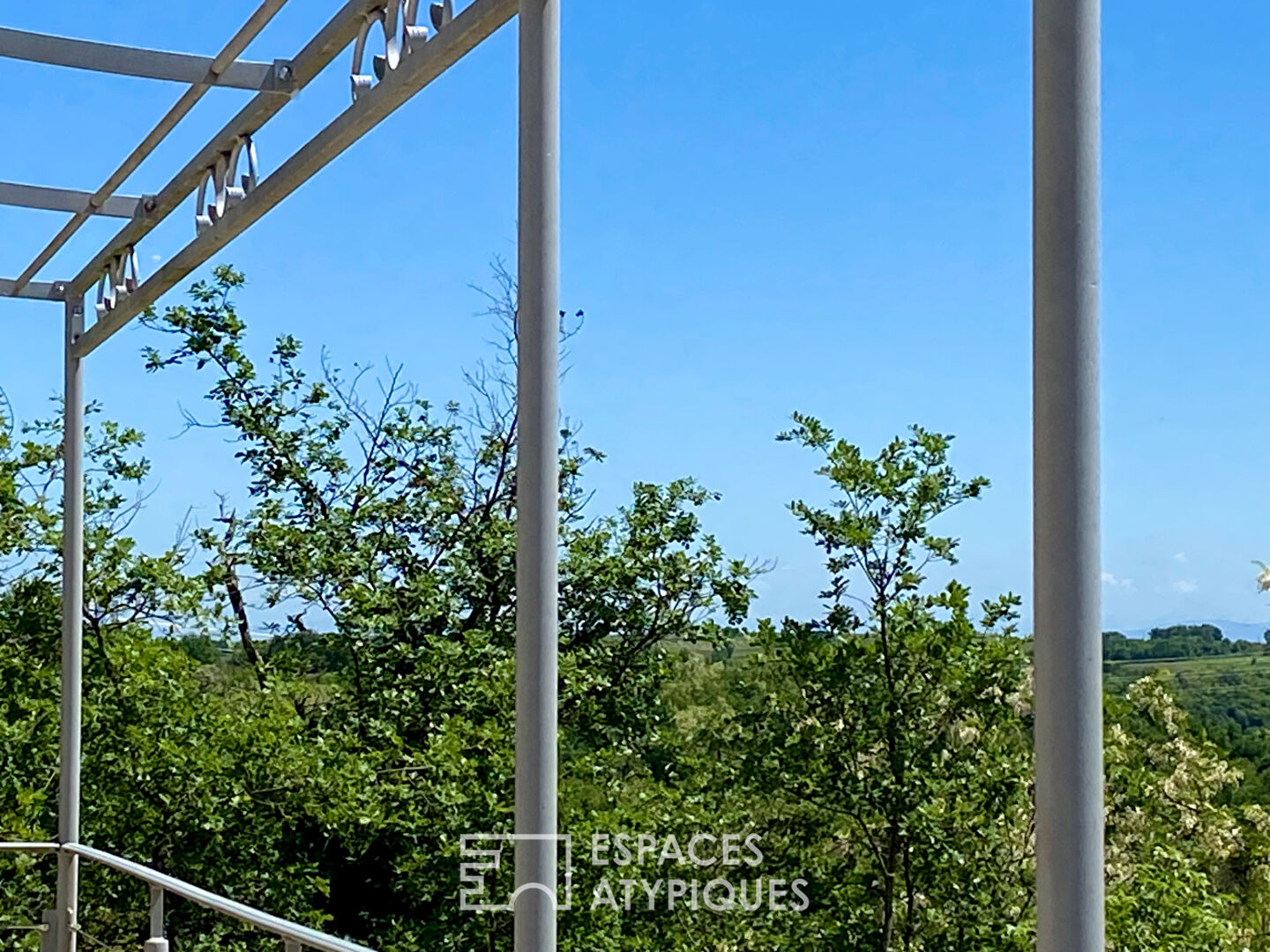 En Ardèche, une maison contemporaine réunit en campagne, activité professionnelle vie de famille.