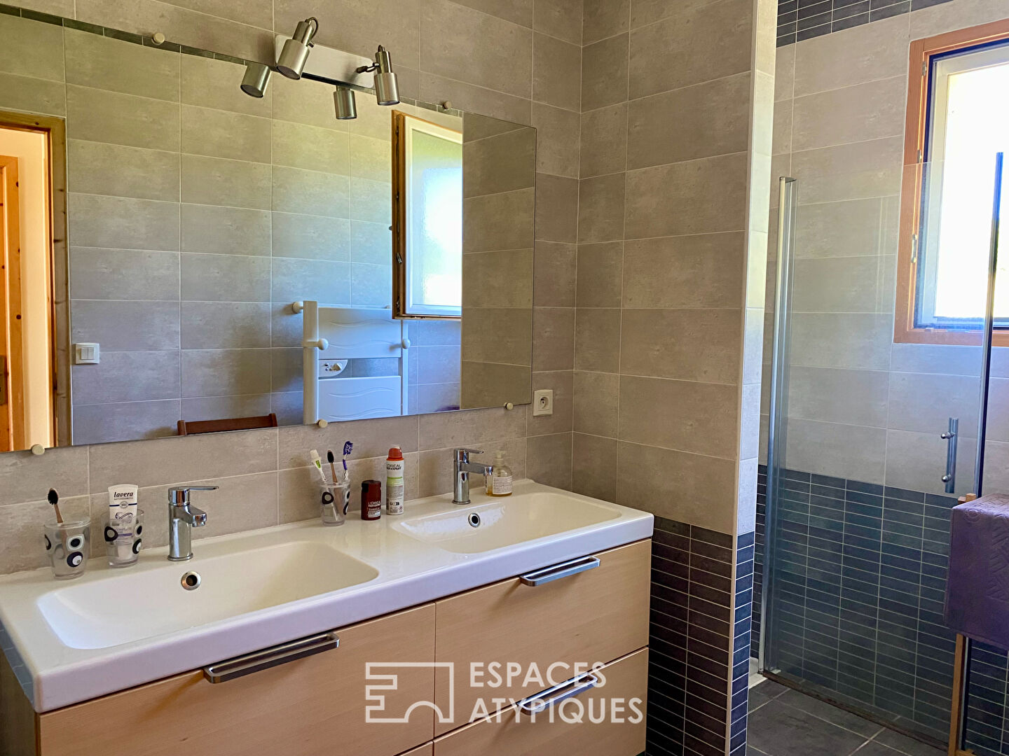 En Ardèche, une maison contemporaine réunit en campagne, activité professionnelle vie de famille.
