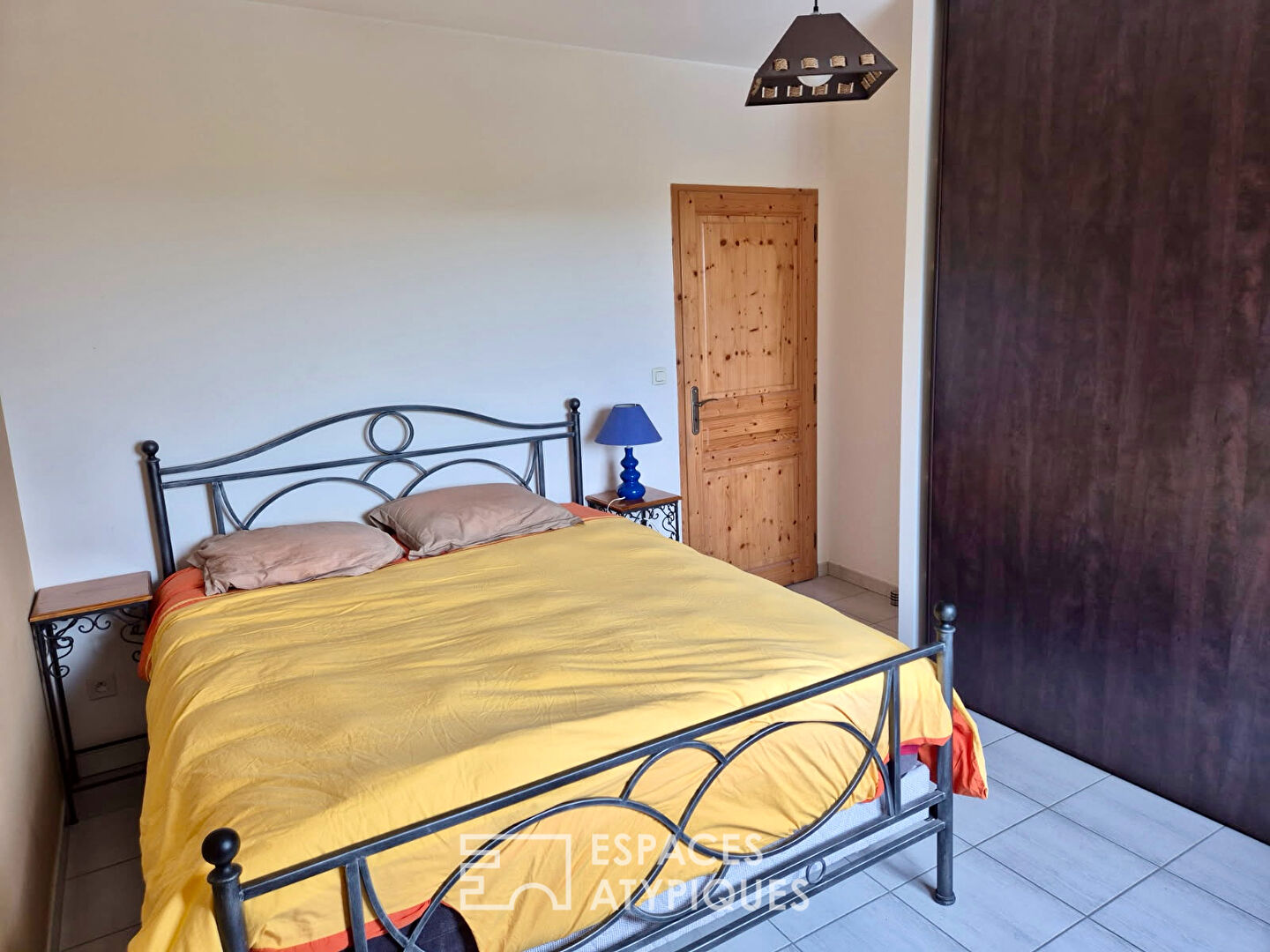 En Ardèche, une maison contemporaine réunit en campagne, activité professionnelle vie de famille.