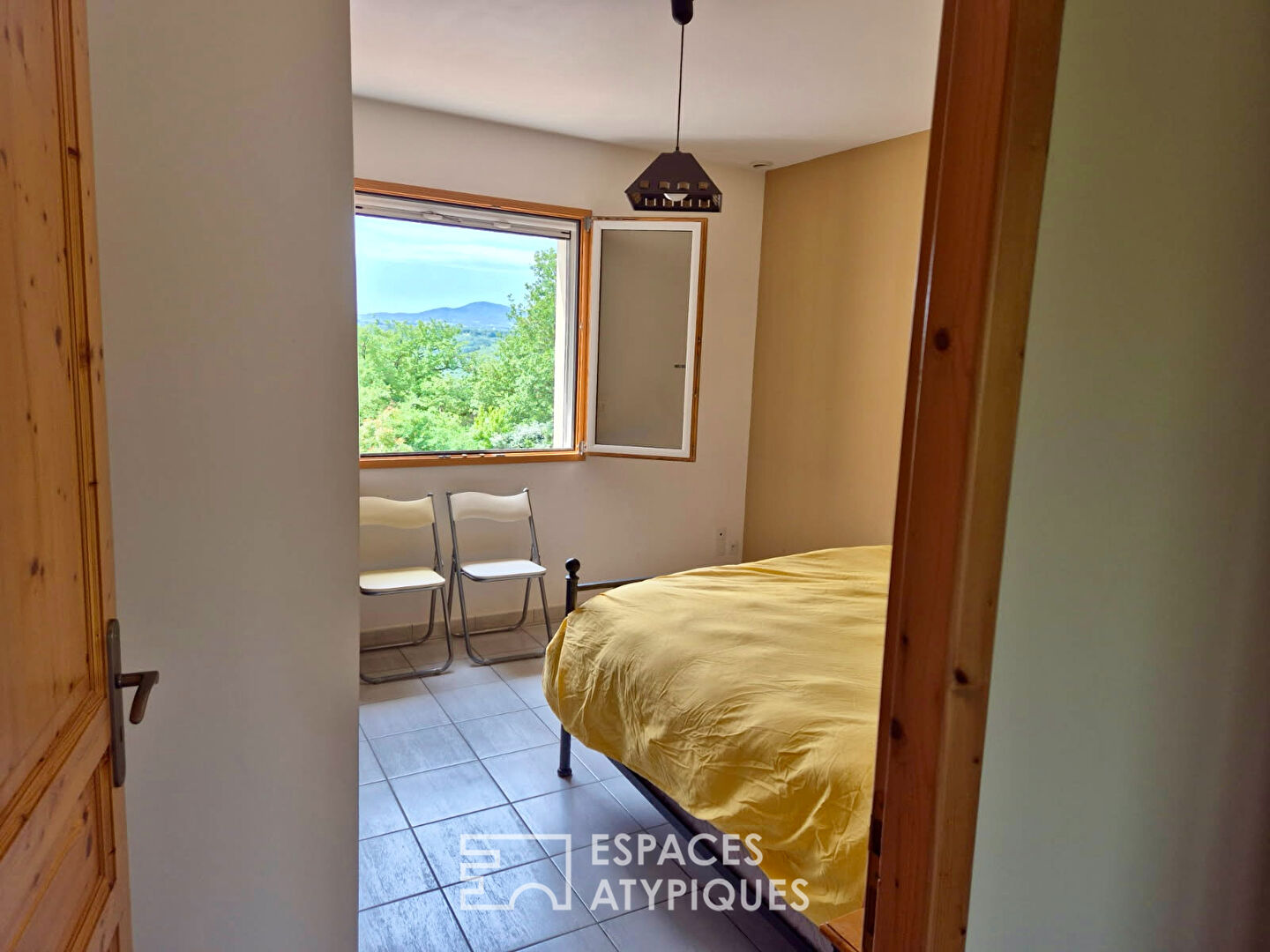 En Ardèche, une maison contemporaine réunit en campagne, activité professionnelle vie de famille.