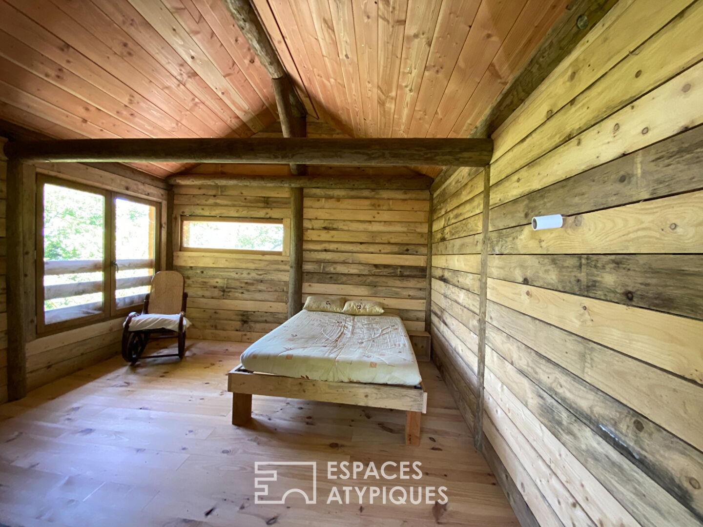 En Ardèche, une maison contemporaine réunit en campagne, activité professionnelle vie de famille.