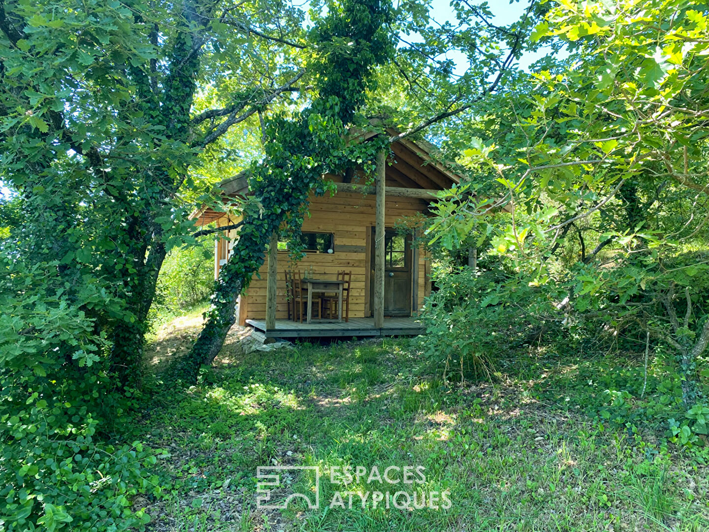 En Ardèche, une maison contemporaine réunit en campagne, activité professionnelle vie de famille.