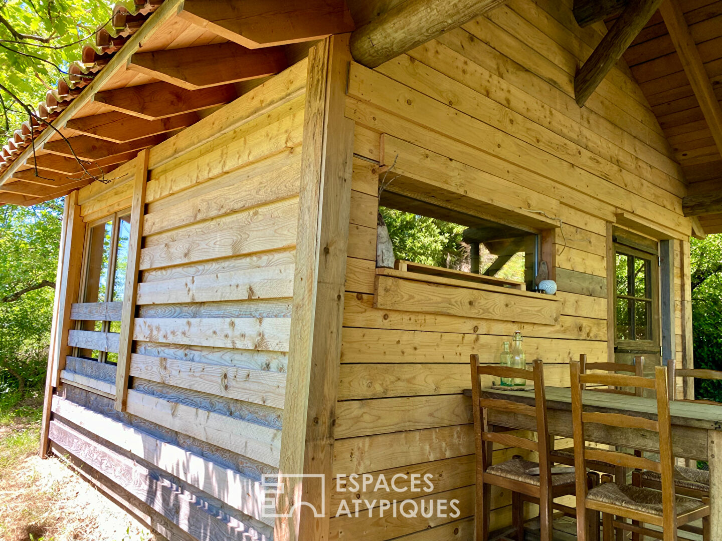En Ardèche, une maison contemporaine réunit en campagne, activité professionnelle vie de famille.