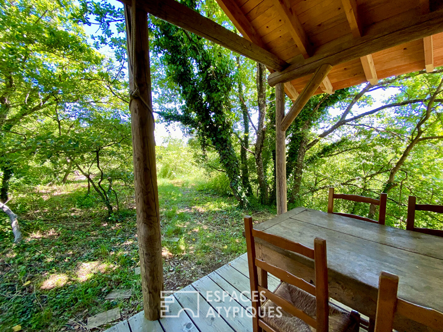 En Ardèche, une maison contemporaine réunit en campagne, activité professionnelle vie de famille.