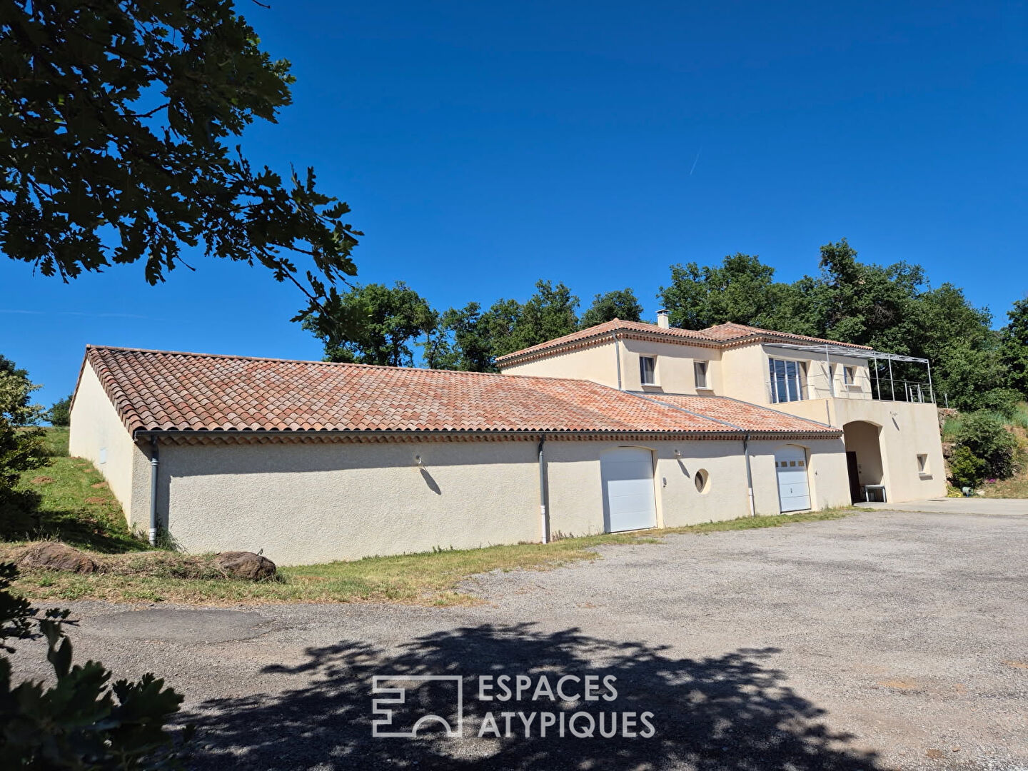 En Ardèche, une maison contemporaine réunit en campagne, activité professionnelle vie de famille.