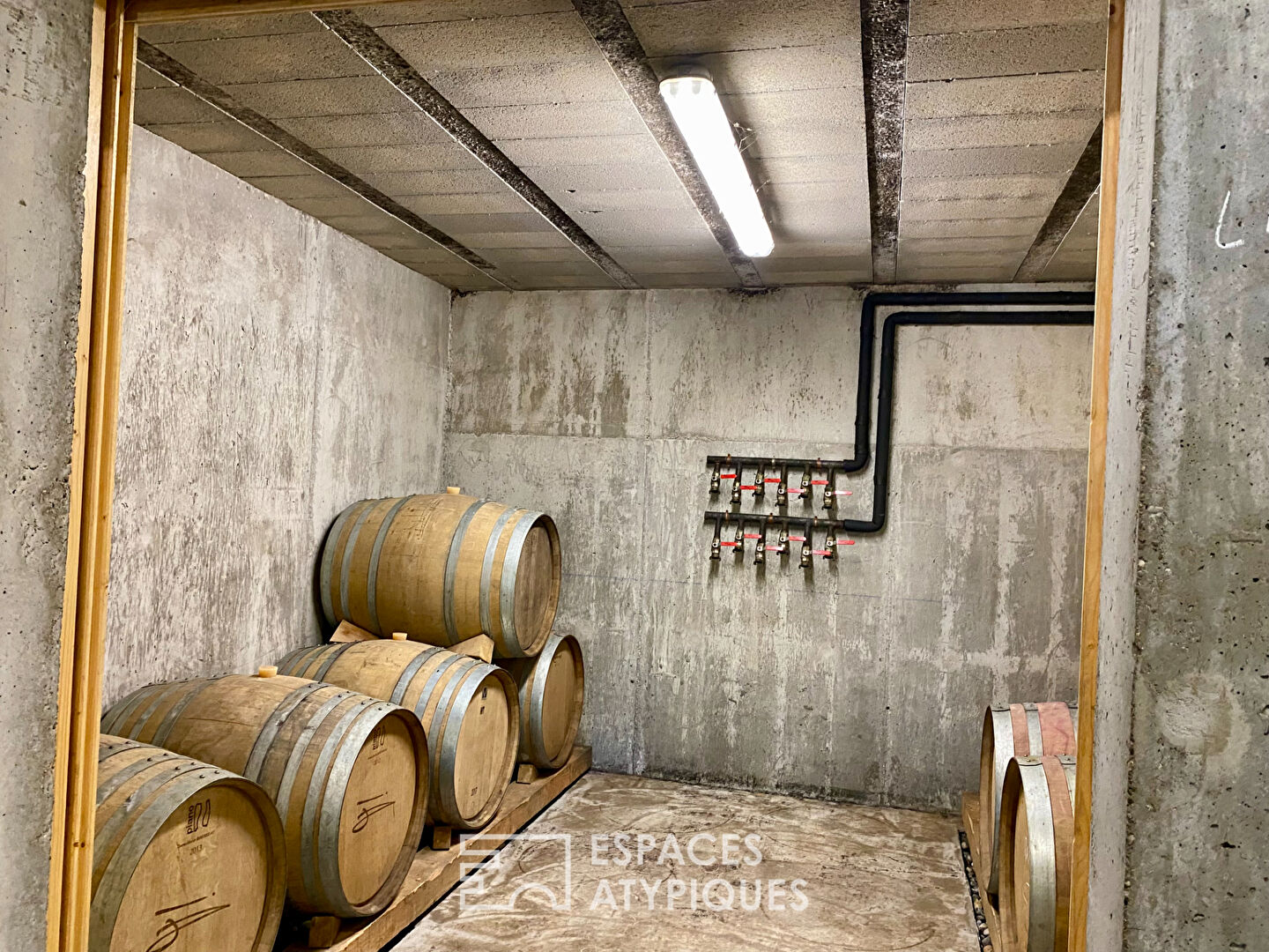 En Ardèche, une maison contemporaine réunit en campagne, activité professionnelle vie de famille.