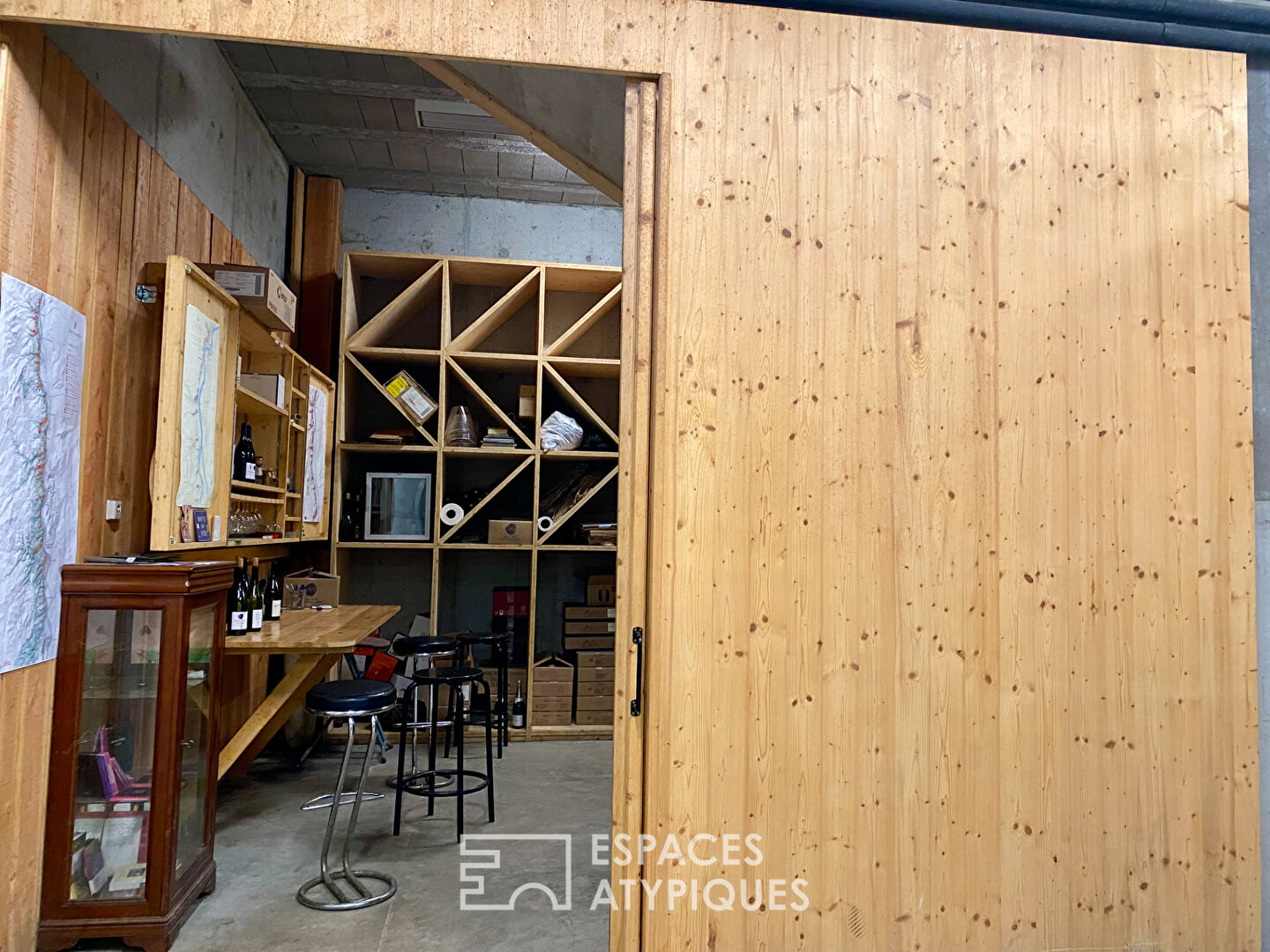 En Ardèche, une maison contemporaine réunit en campagne, activité professionnelle vie de famille.