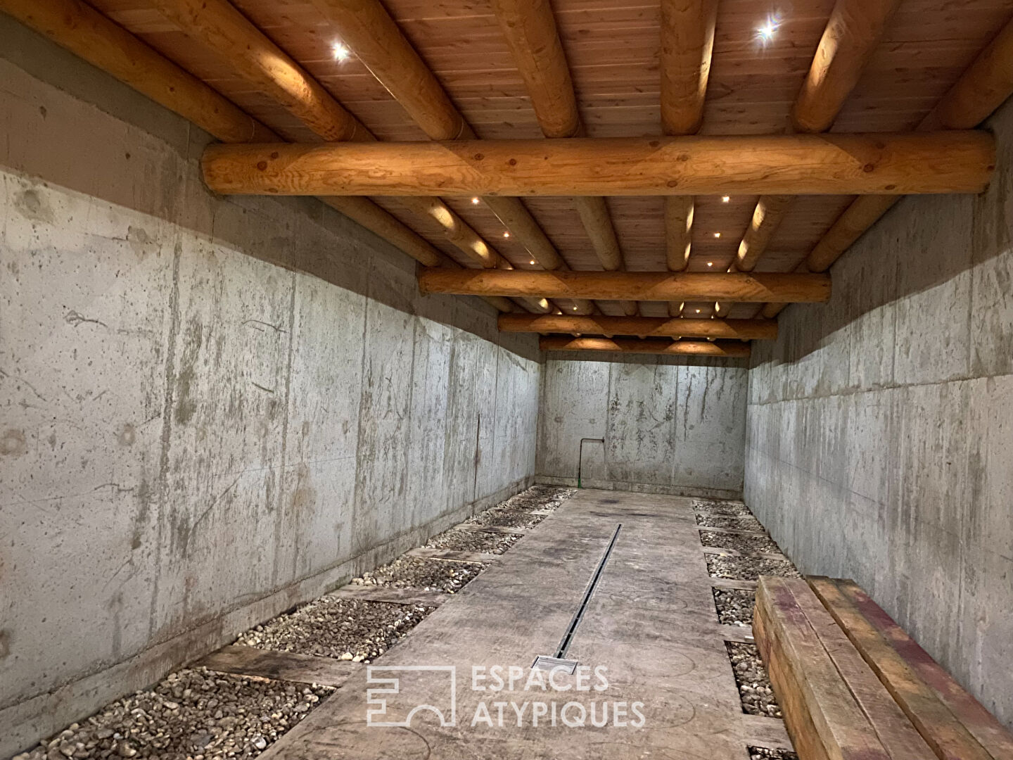 En Ardèche, une maison contemporaine réunit en campagne, activité professionnelle vie de famille.