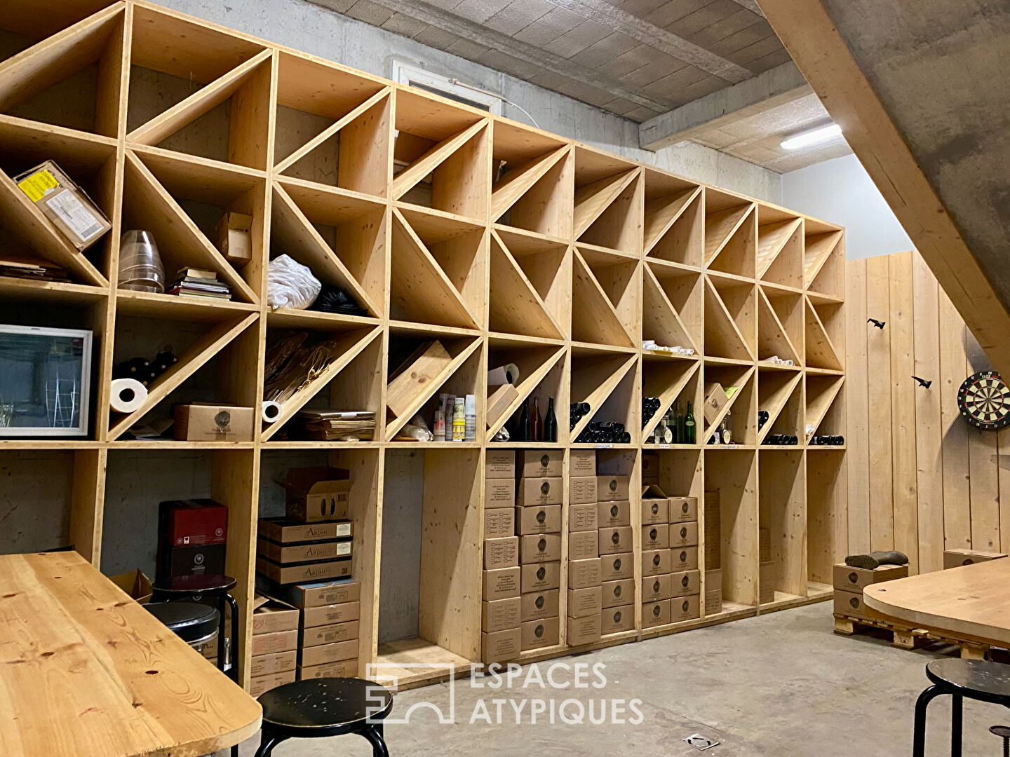 En Ardèche, une maison contemporaine réunit en campagne, activité professionnelle vie de famille.