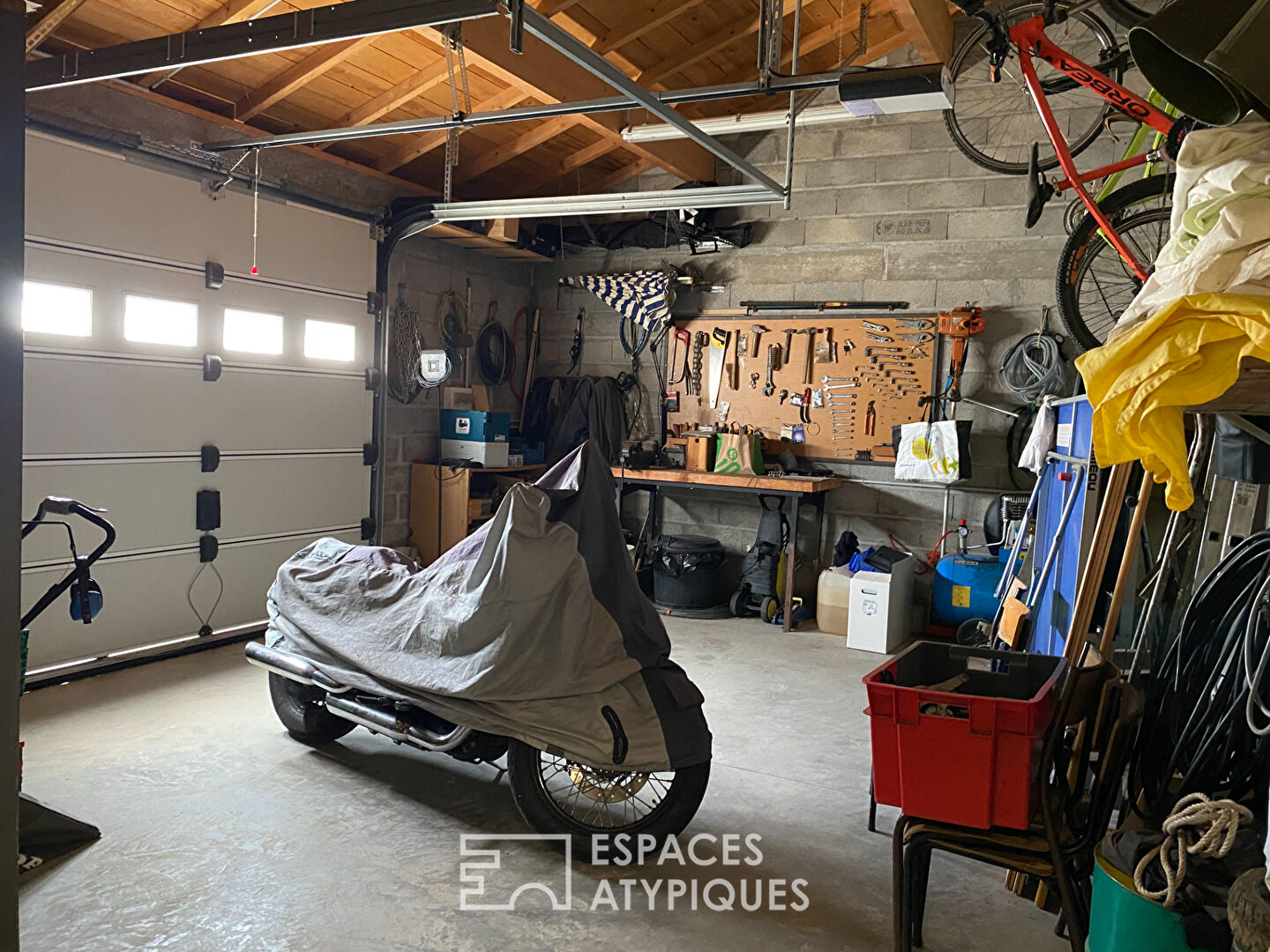 En Ardèche, une maison contemporaine réunit en campagne, activité professionnelle vie de famille.