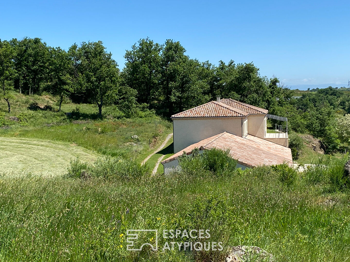 En Ardèche, une maison contemporaine réunit en campagne, activité professionnelle vie de famille.