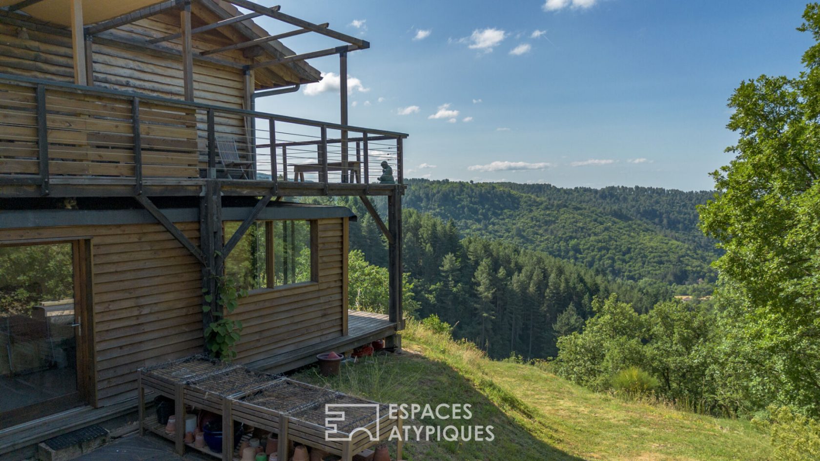 Maison bois éco construction avec belle vue et gîtes en sud Ardèche, proche d’Aubenas