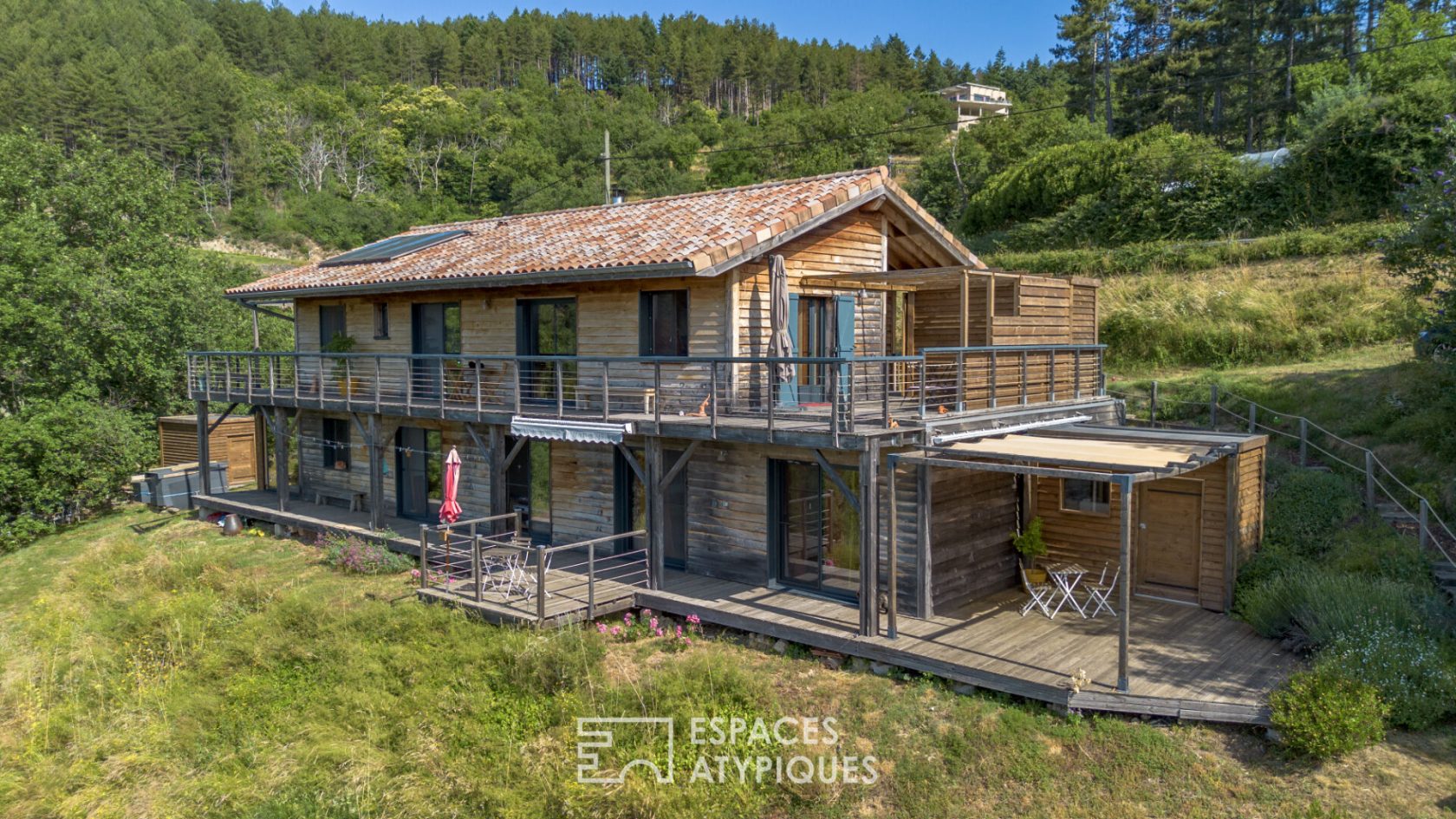Maison bois éco construction avec belle vue et gîtes en sud Ardèche, proche d’Aubenas