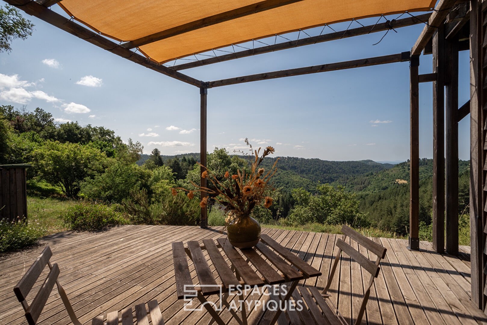 Maison bois éco construction avec belle vue et gîtes en sud Ardèche, proche d’Aubenas