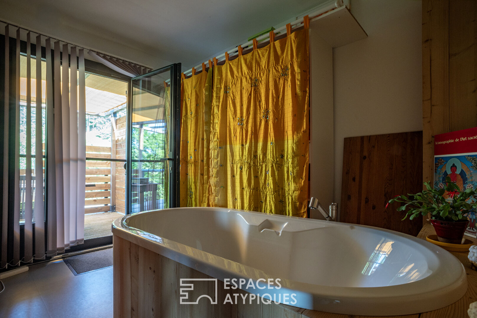 Maison bois éco construction avec belle vue et gîtes en sud Ardèche, proche d’Aubenas