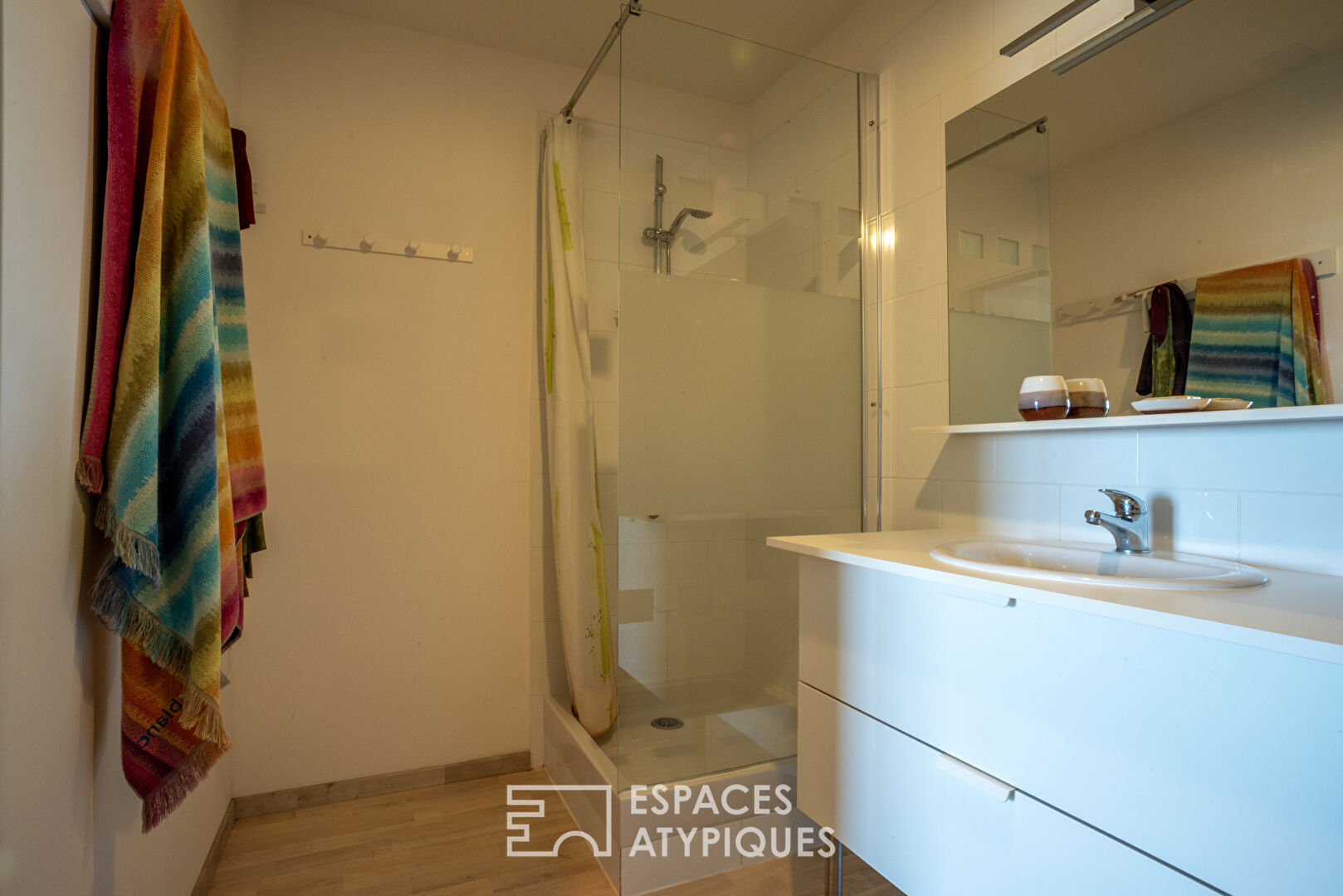 Maison bois éco construction avec belle vue et gîtes en sud Ardèche, proche d’Aubenas