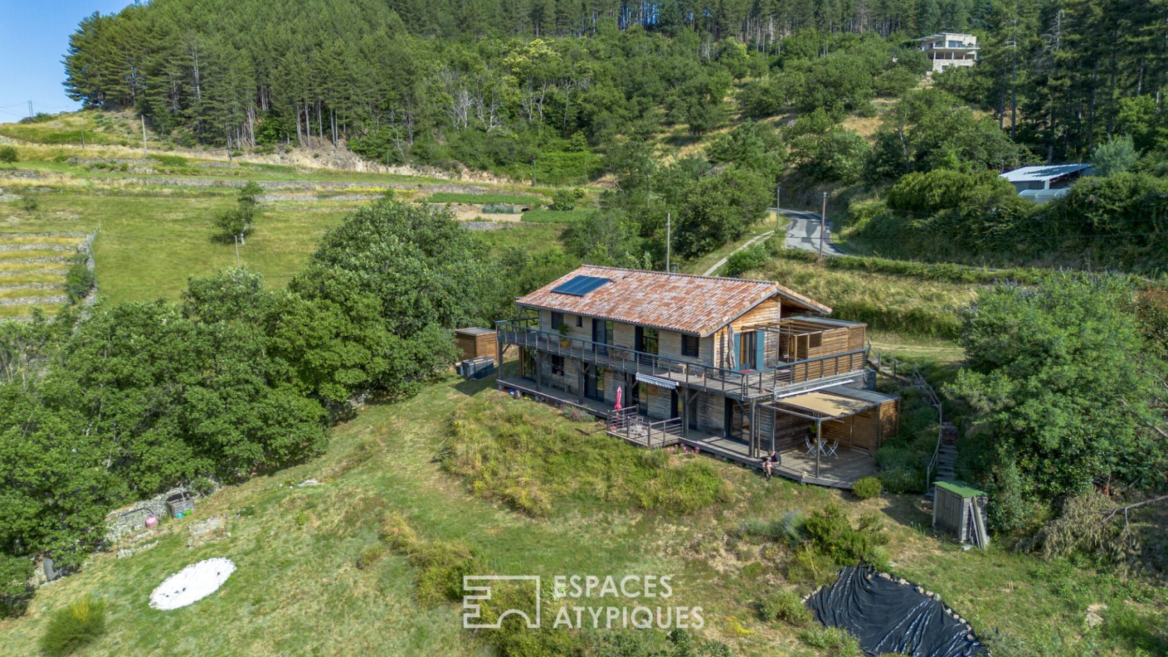 Maison bois éco construction avec belle vue et gîtes en sud Ardèche, proche d’Aubenas
