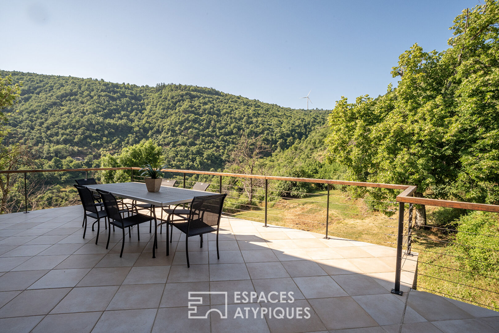 Propriété de 42 hectares avec belle vue et environnement préservé en sud Ardèche.