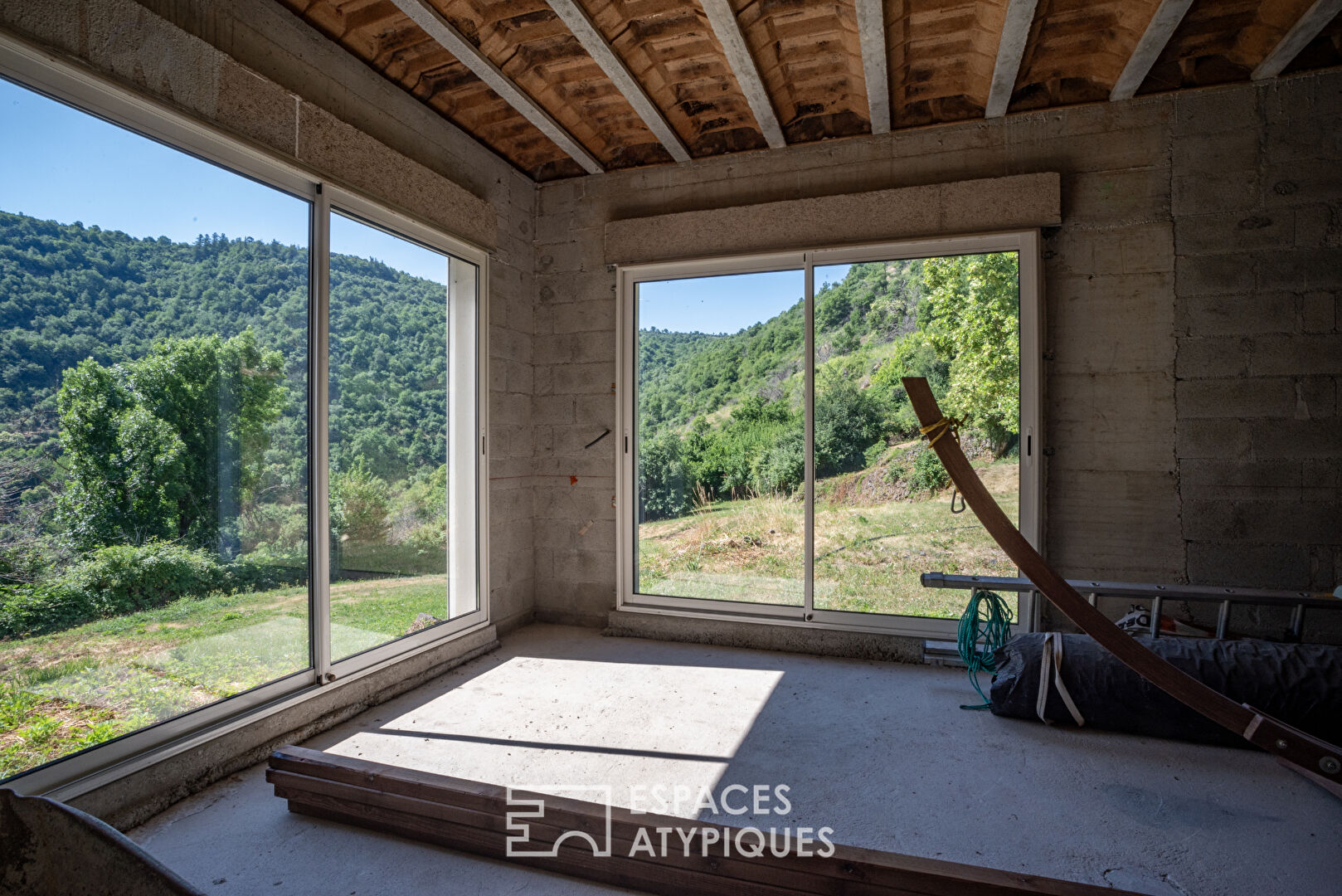 Propriété de 42 hectares avec belle vue et environnement préservé en sud Ardèche.