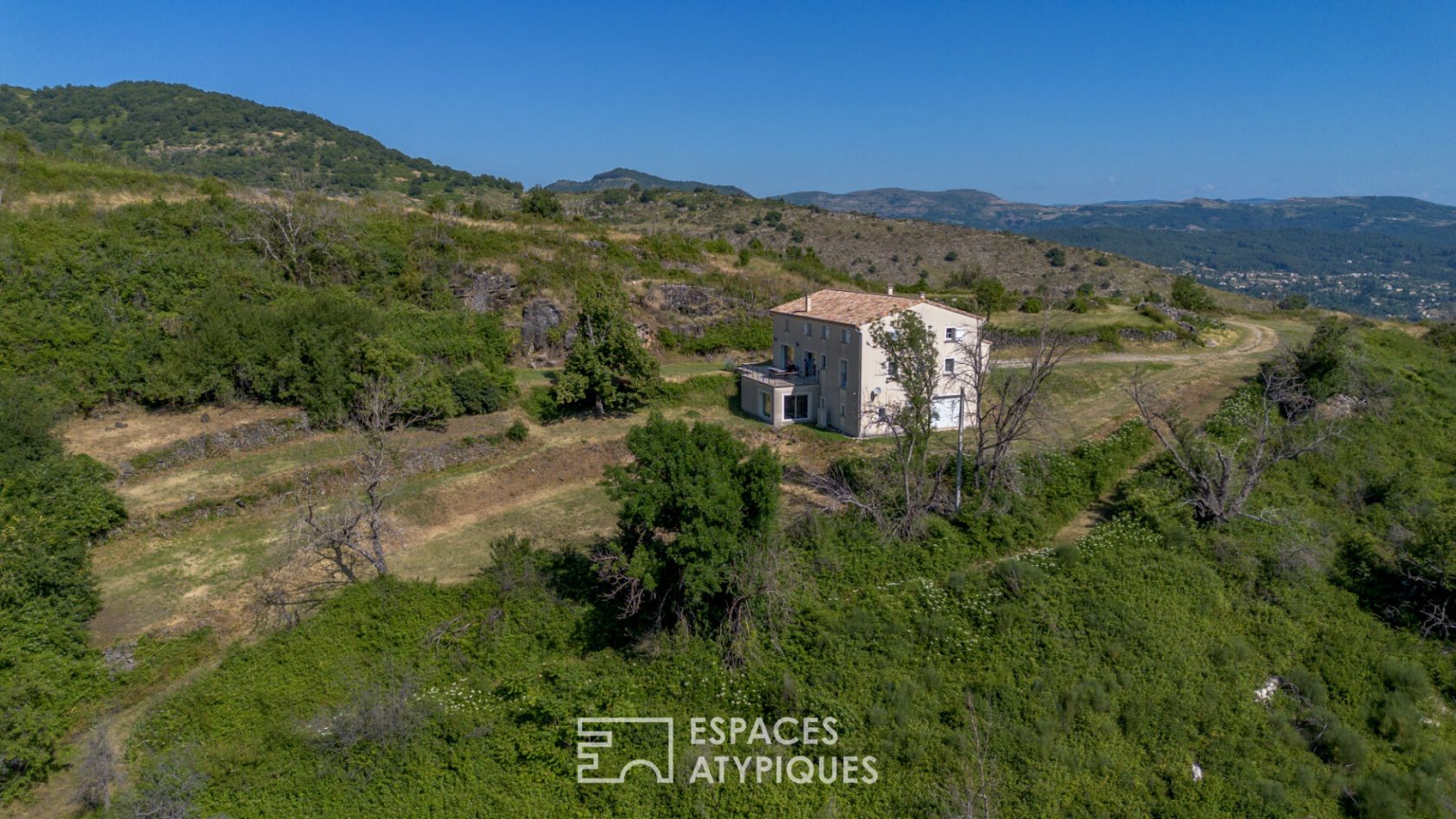 Propriété de 42 hectares avec belle vue et environnement préservé en sud Ardèche.
