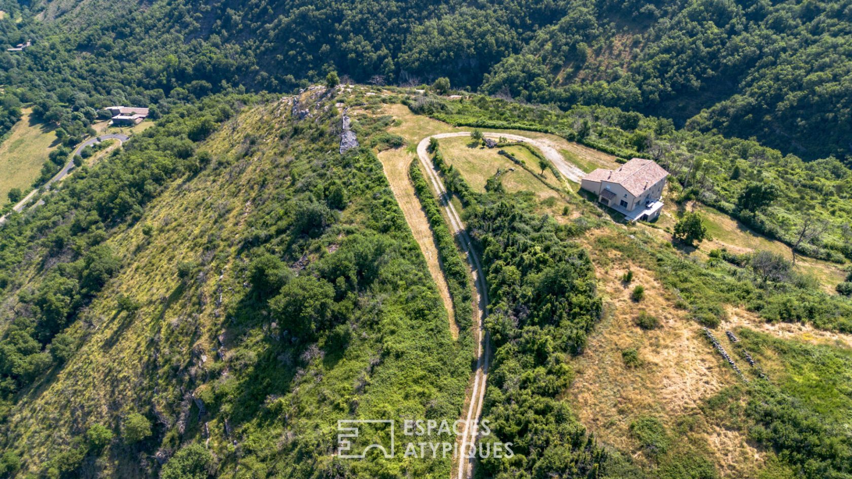 Propriété de 42 hectares avec belle vue et environnement préservé en sud Ardèche.