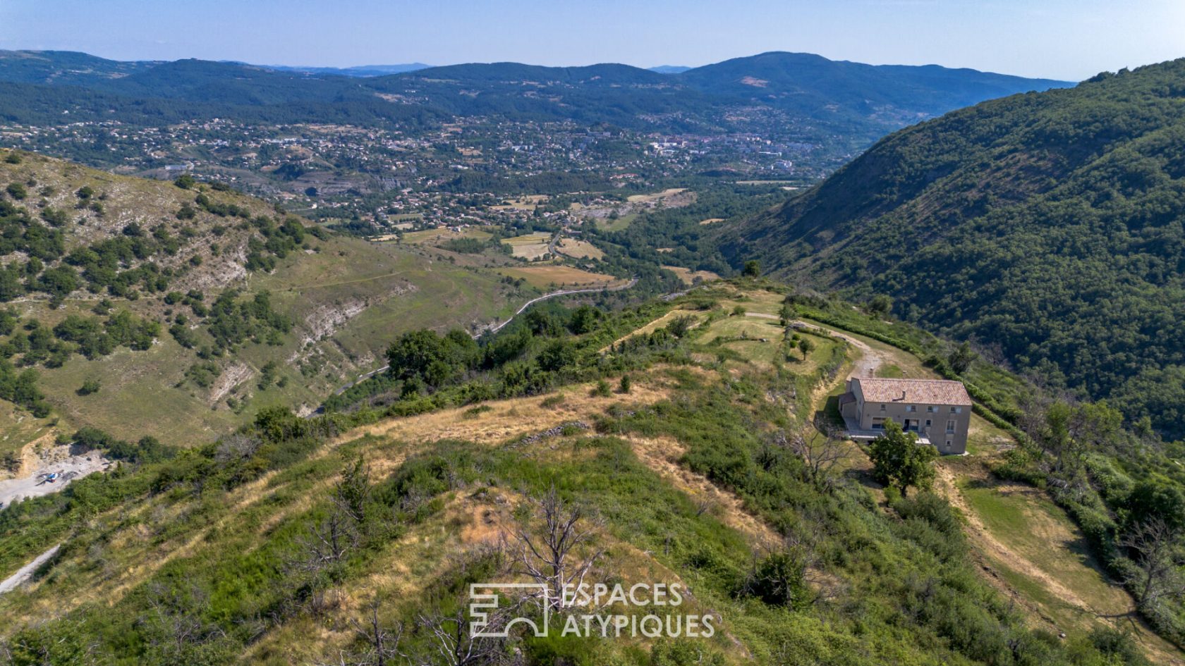 Propriété de 42 hectares avec belle vue et environnement préservé en sud Ardèche.