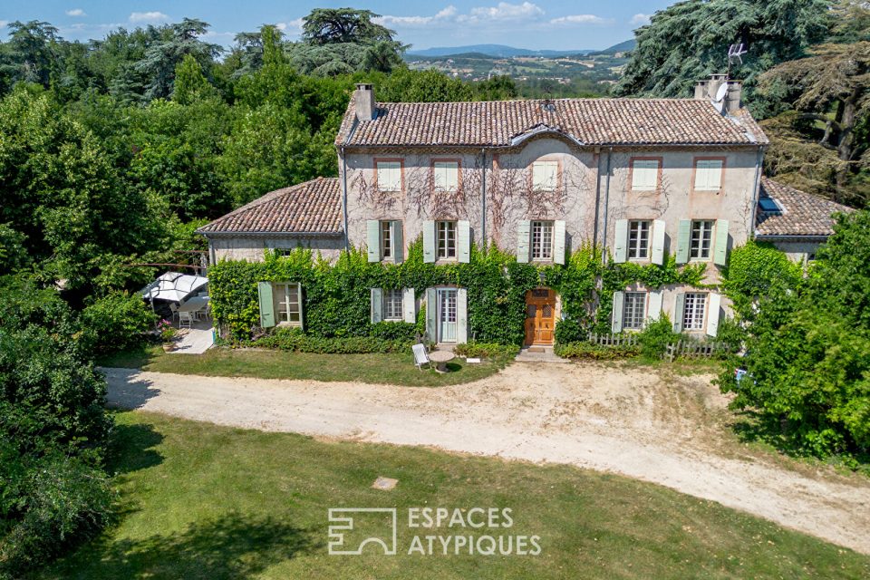 En Ardèche Verte, un manoir discret dans un cadre bucolique.