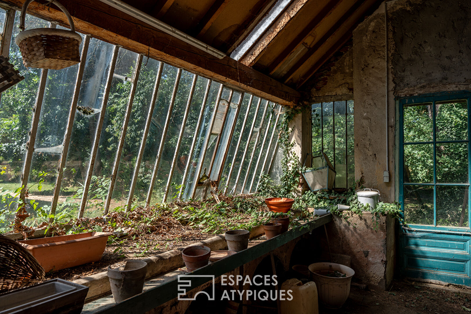 En Ardèche Verte, un manoir discret dans un cadre bucolique.