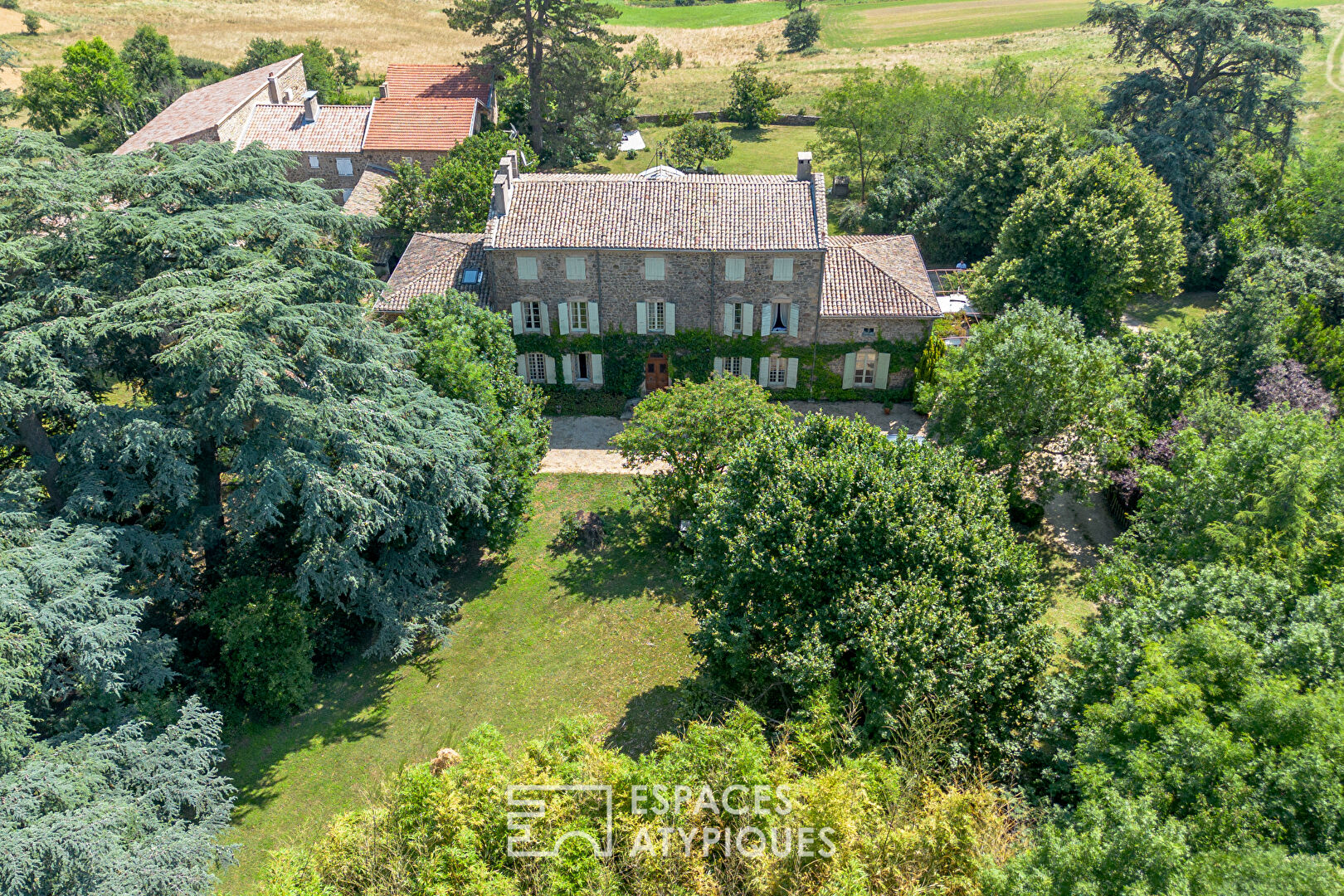En Ardèche Verte, un manoir discret dans un cadre bucolique.