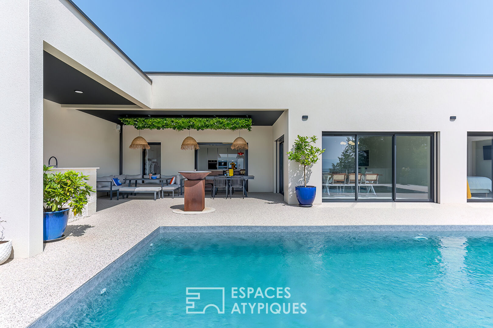 Contemporary villa with swimming pool and unobstructed views ? sought-after hillside location in Étoile-sur-Rhône