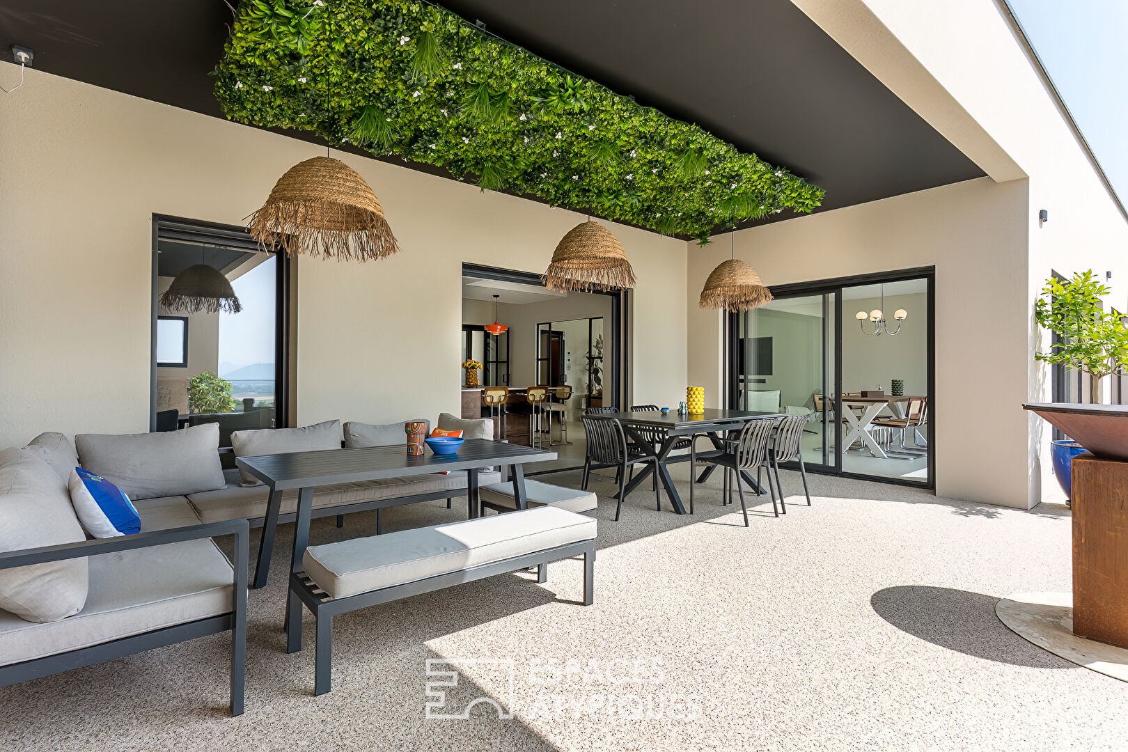 Contemporary villa with swimming pool and unobstructed views ? sought-after hillside location in Étoile-sur-Rhône