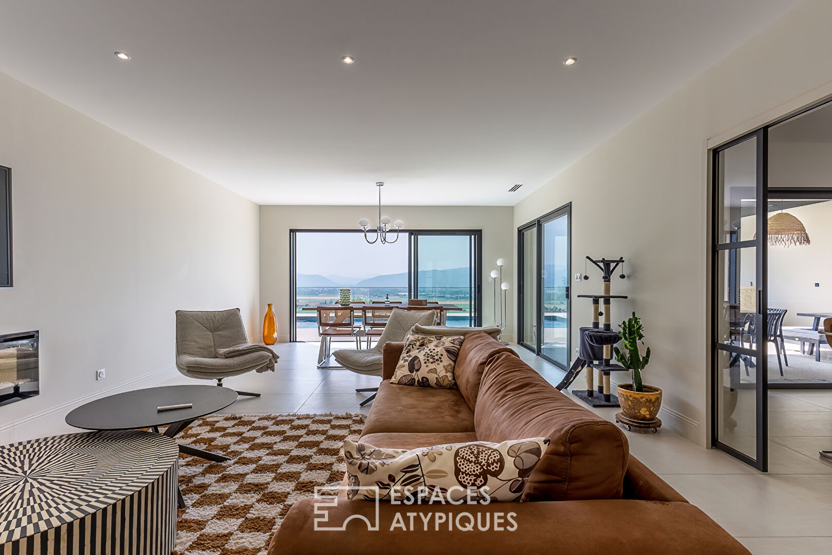 Contemporary villa with swimming pool and unobstructed views ? sought-after hillside location in Étoile-sur-Rhône