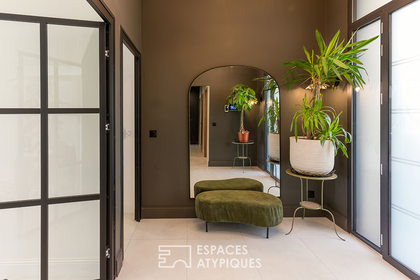 Contemporary villa with swimming pool and unobstructed views ? sought-after hillside location in Étoile-sur-Rhône