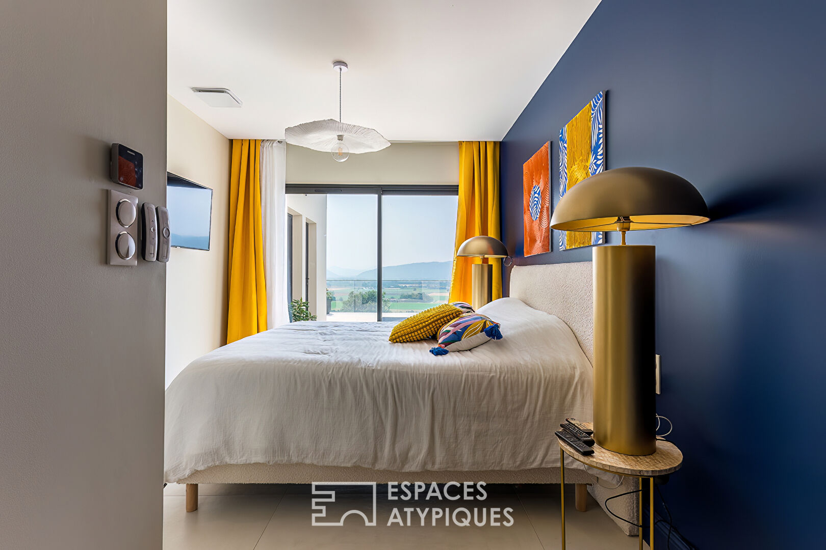 Contemporary villa with swimming pool and unobstructed views ? sought-after hillside location in Étoile-sur-Rhône