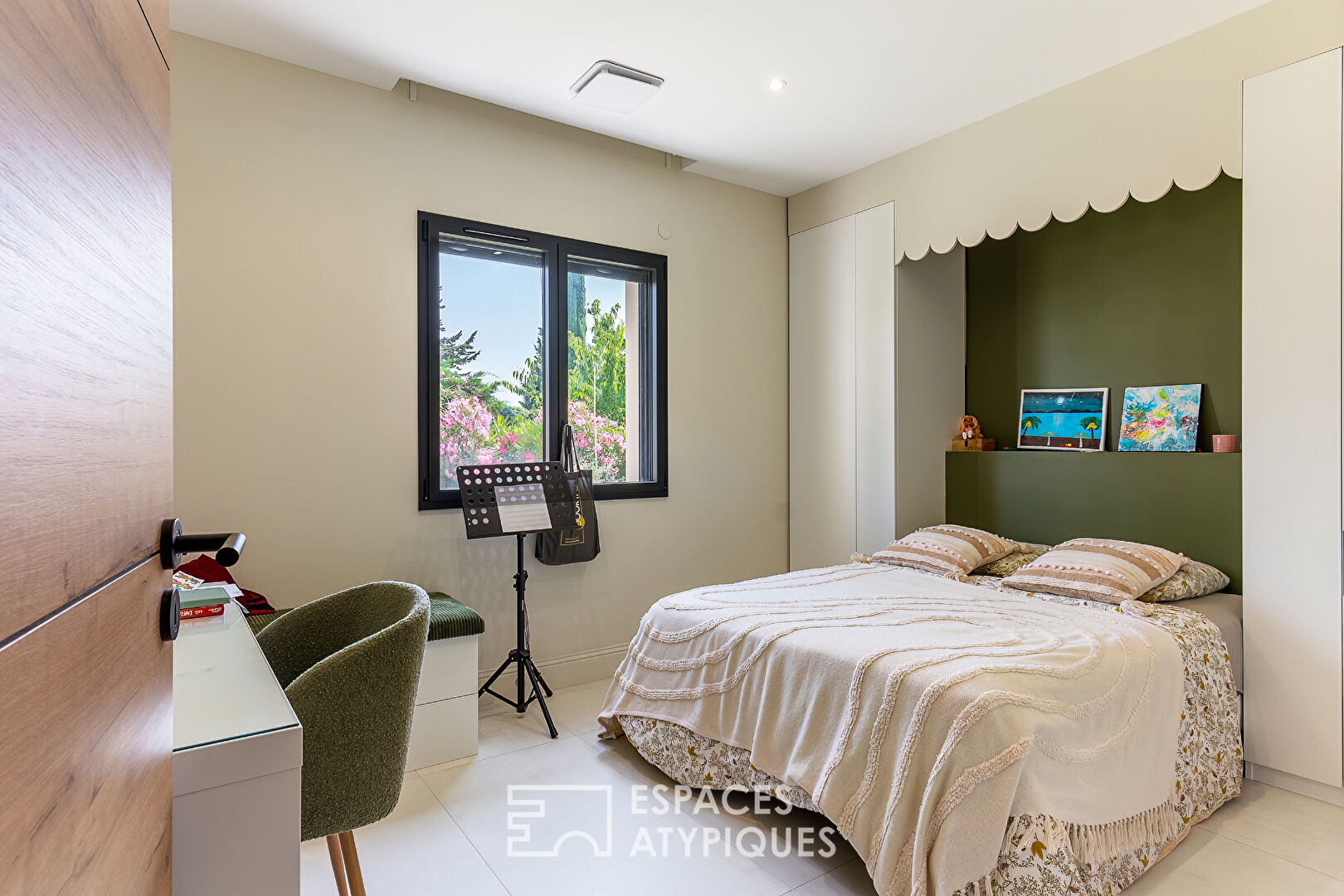 Contemporary villa with swimming pool and unobstructed views ? sought-after hillside location in Étoile-sur-Rhône
