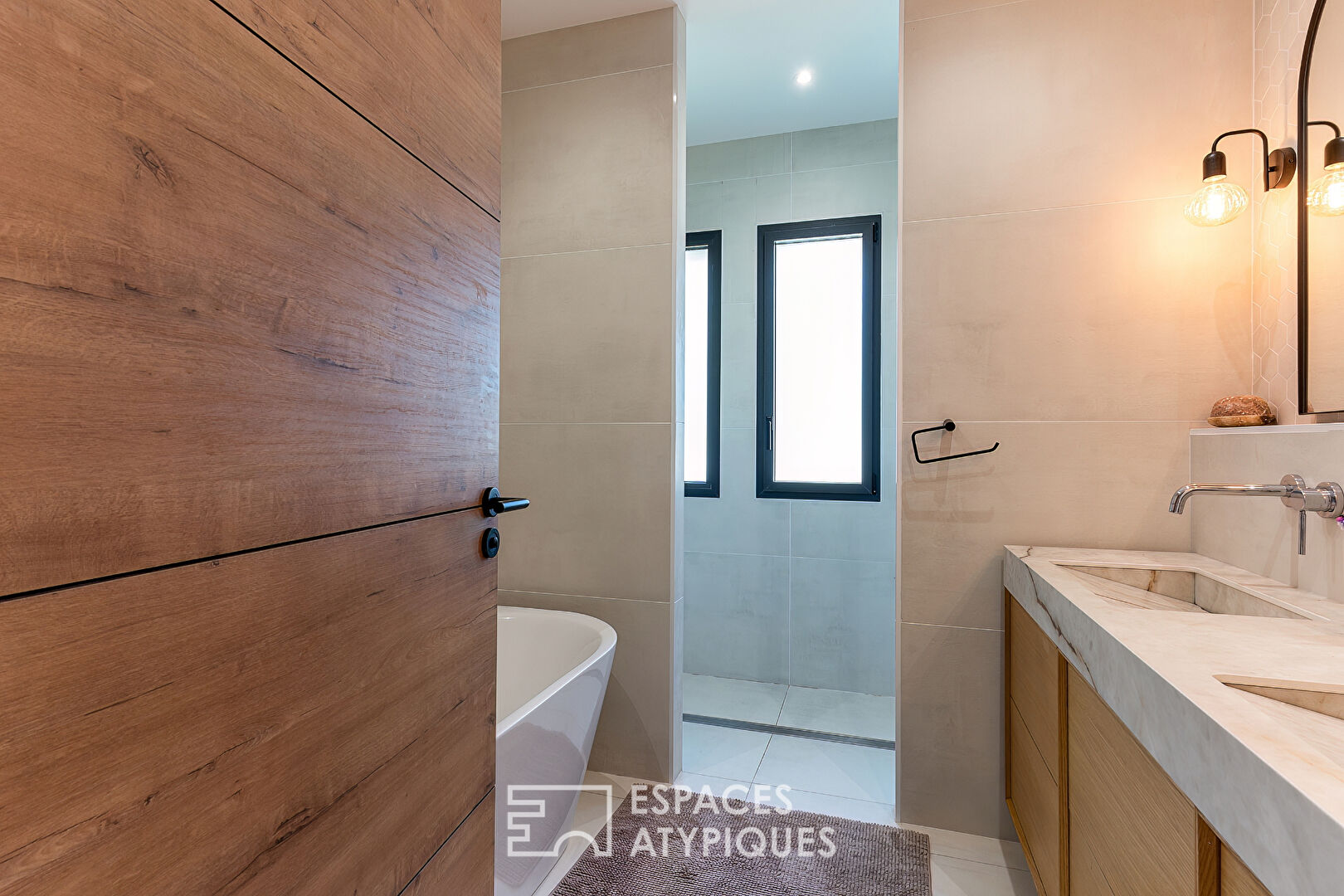 Contemporary villa with swimming pool and unobstructed views ? sought-after hillside location in Étoile-sur-Rhône